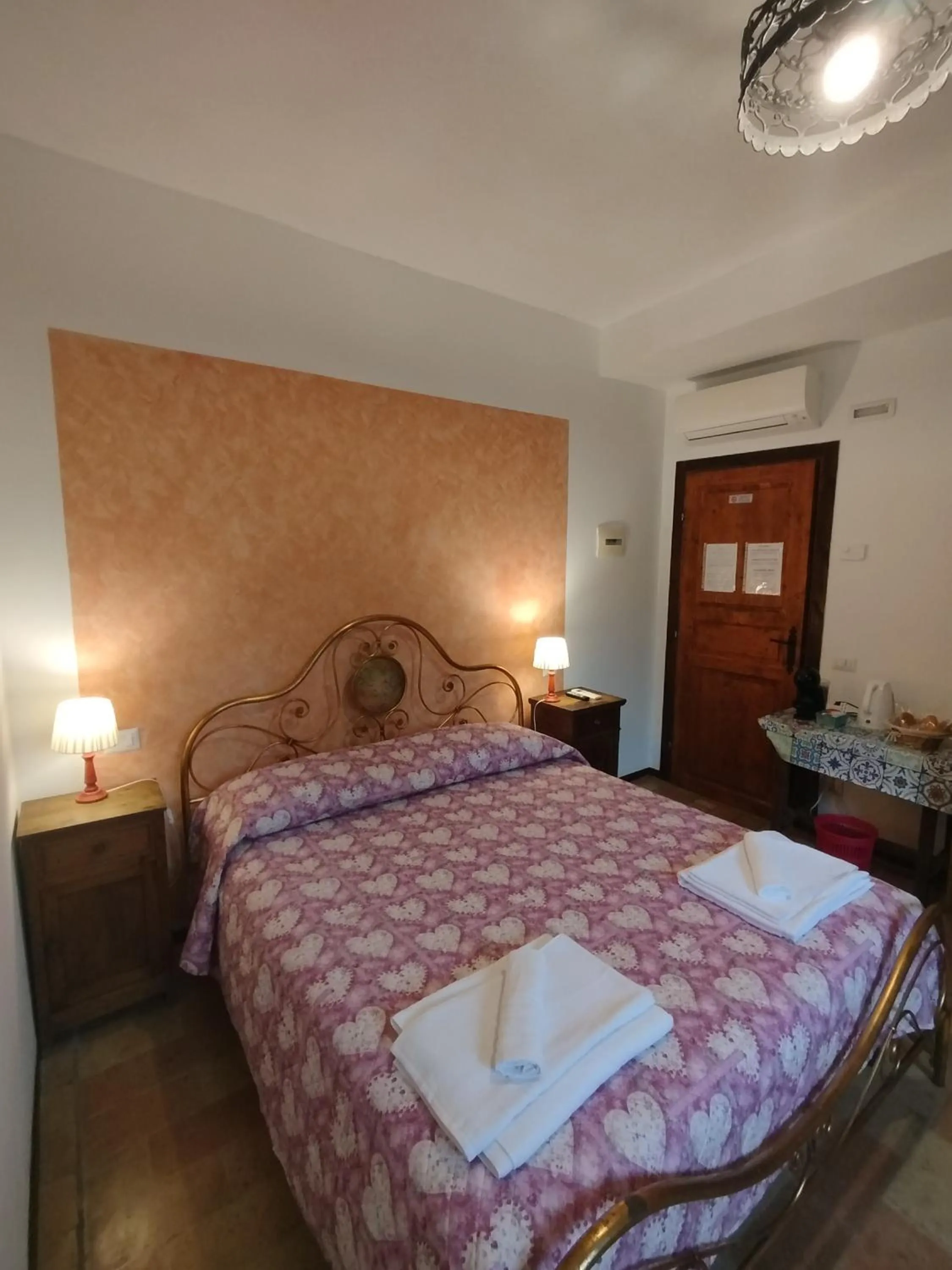 Bedroom, Bed in All'Ombra di San Damiano