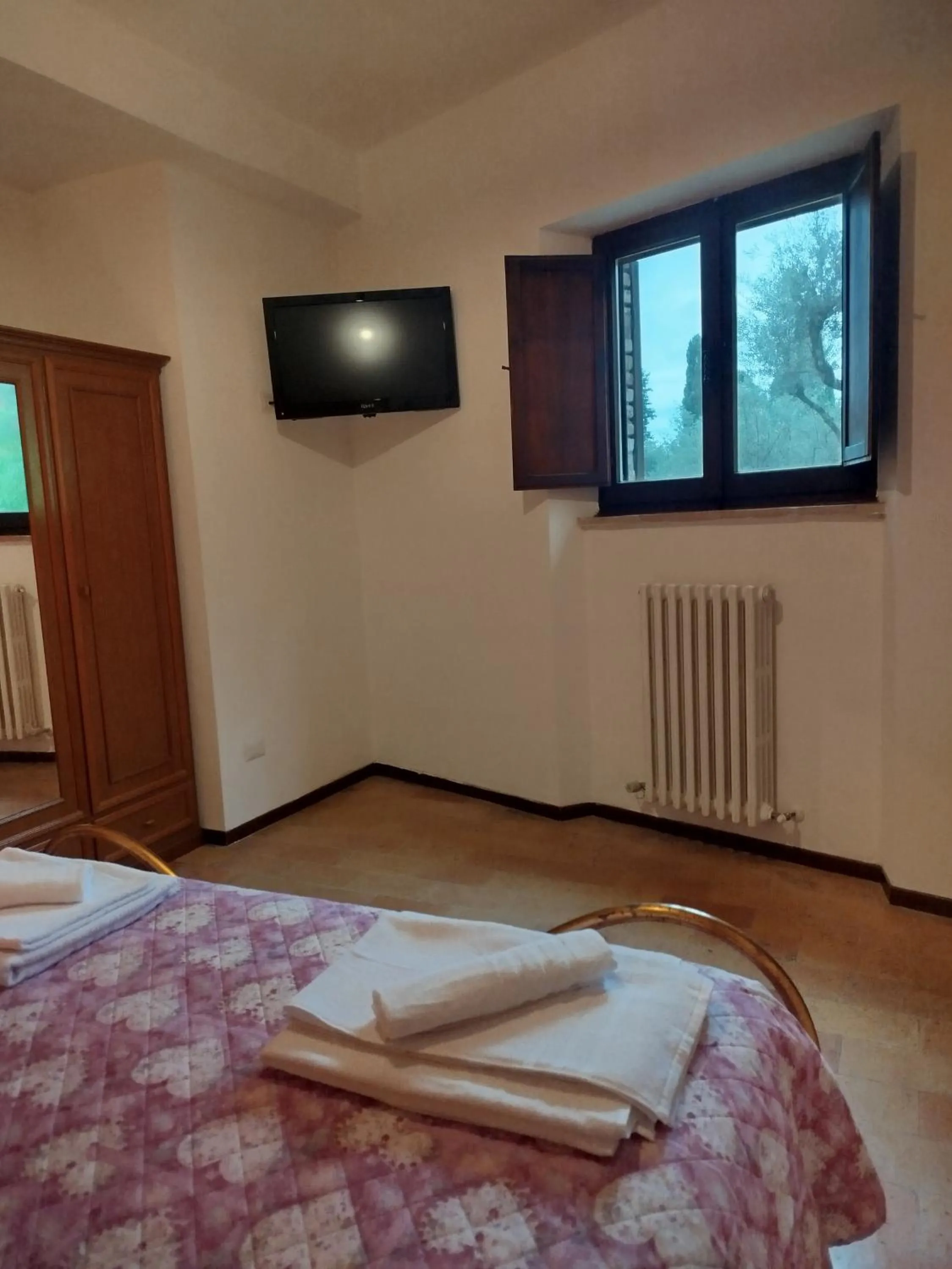 Bedroom, Bed in All'Ombra di San Damiano