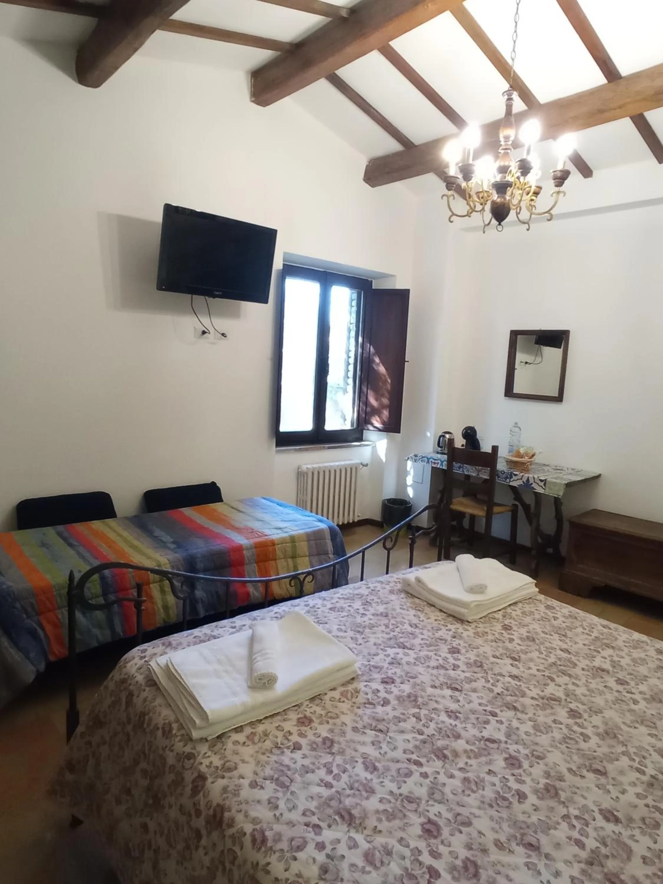 Bedroom, Bed in All'Ombra di San Damiano