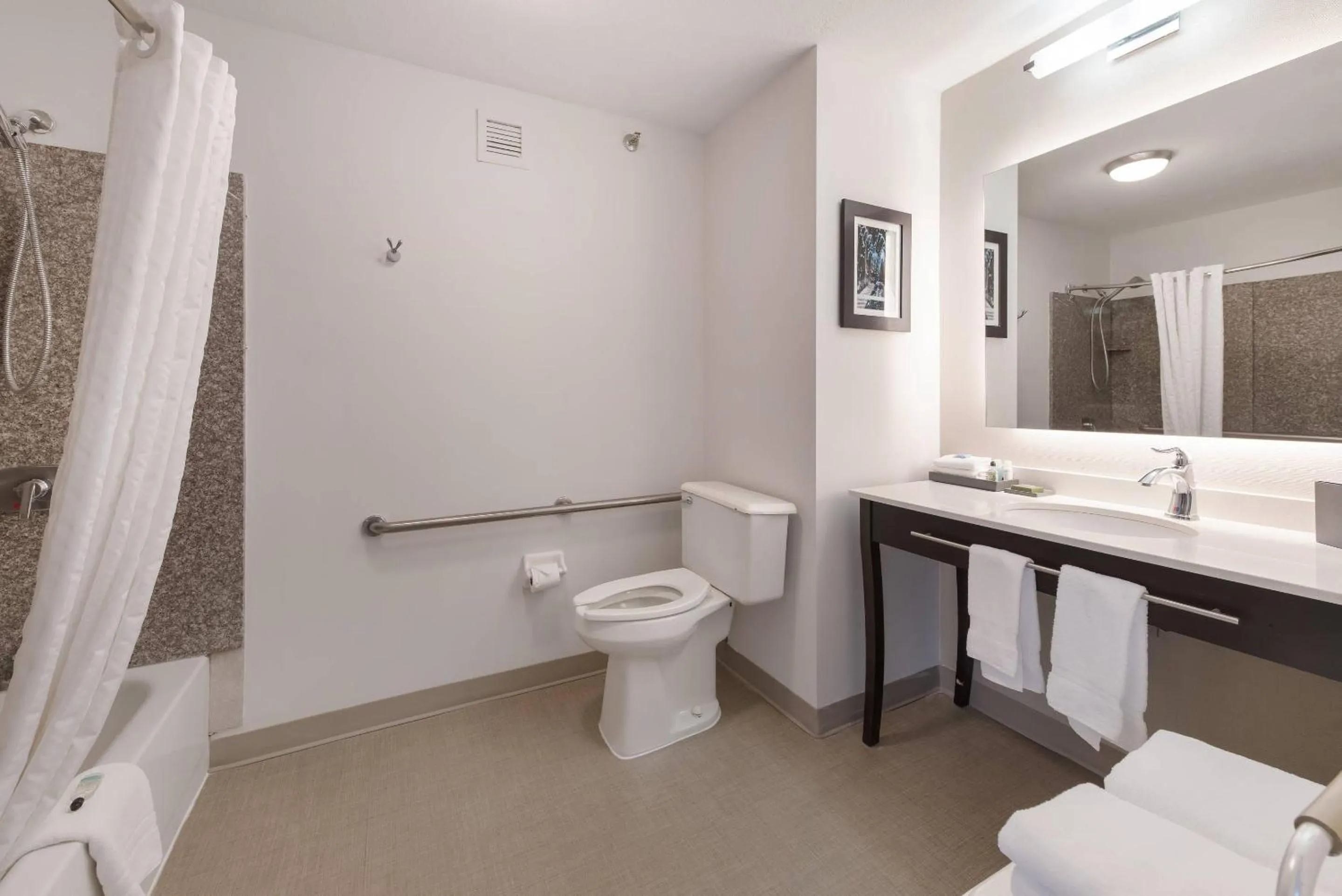 Bedroom in The Blu Hotel Blue Ash Cincinnati, an Ascend Collection Hotel