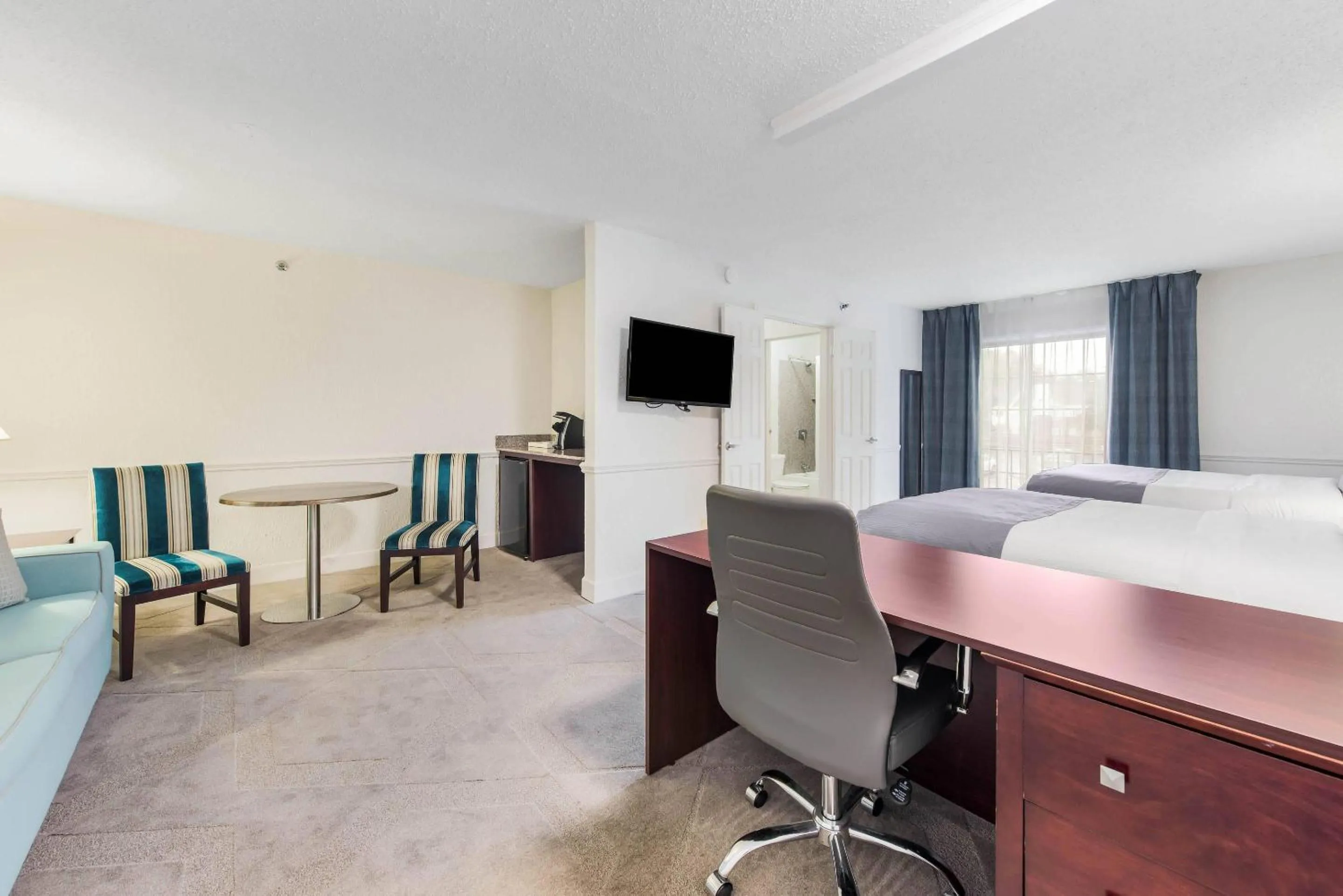 Bedroom in The Blu Hotel Blue Ash Cincinnati, an Ascend Collection Hotel