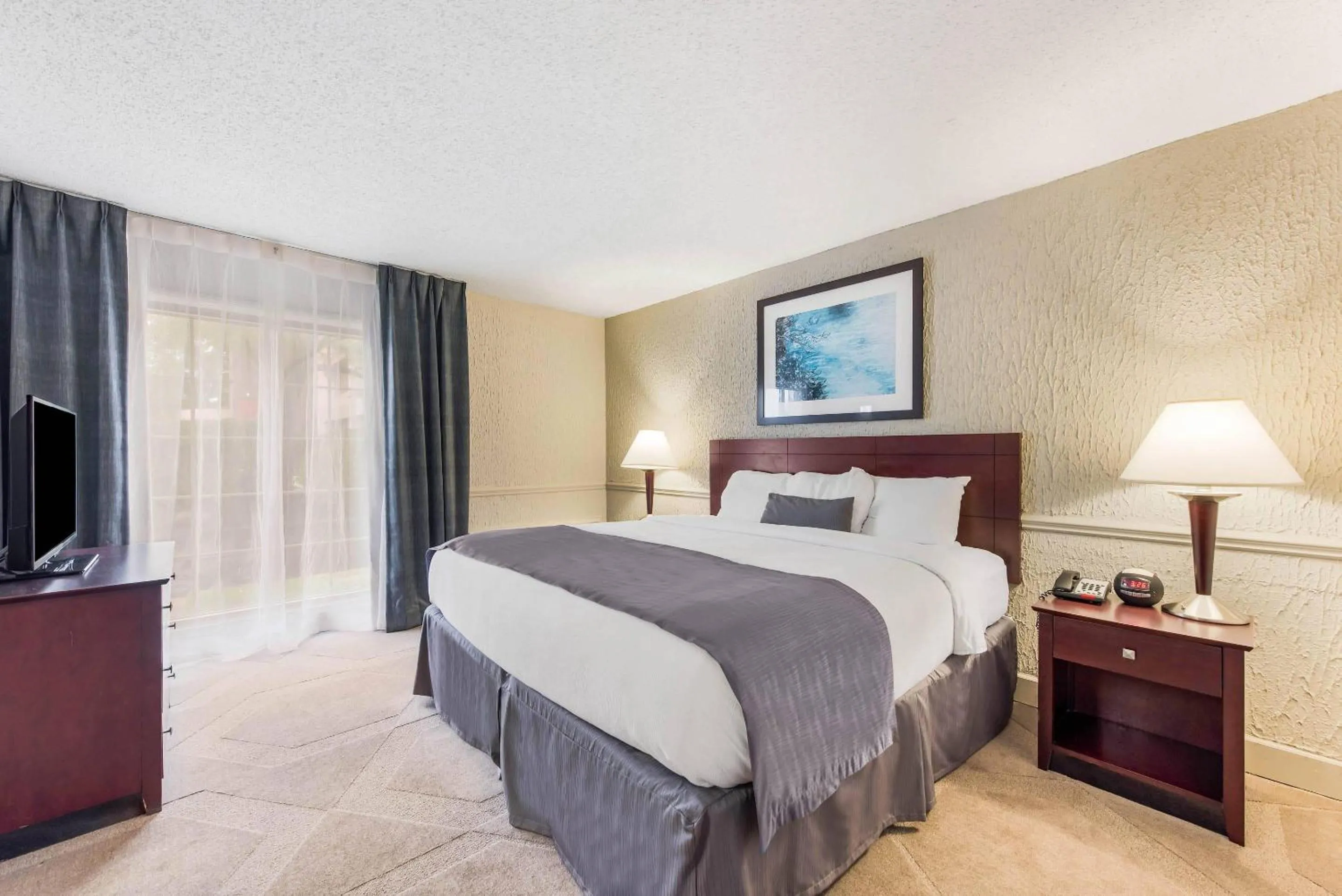 Bedroom, Bed in The Blu Hotel Blue Ash Cincinnati, an Ascend Collection Hotel