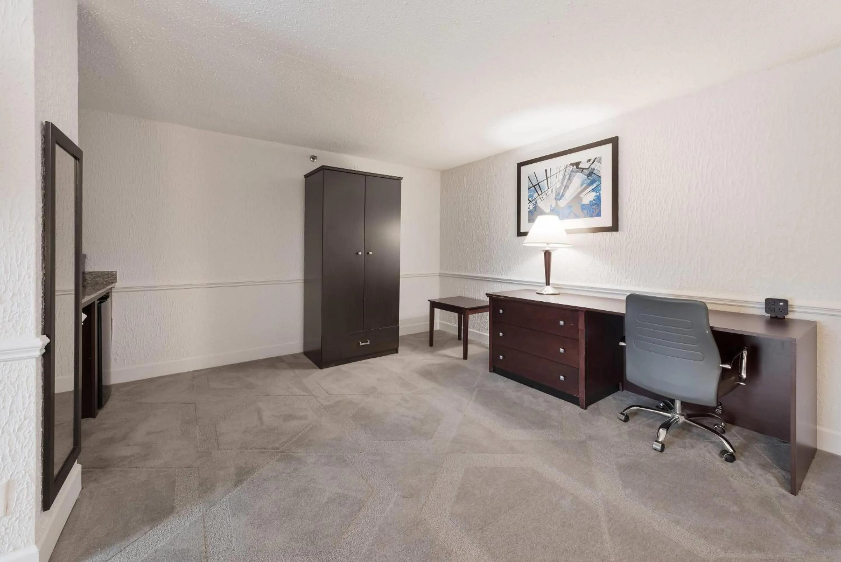 Bedroom in The Blu Hotel Blue Ash Cincinnati, an Ascend Collection Hotel
