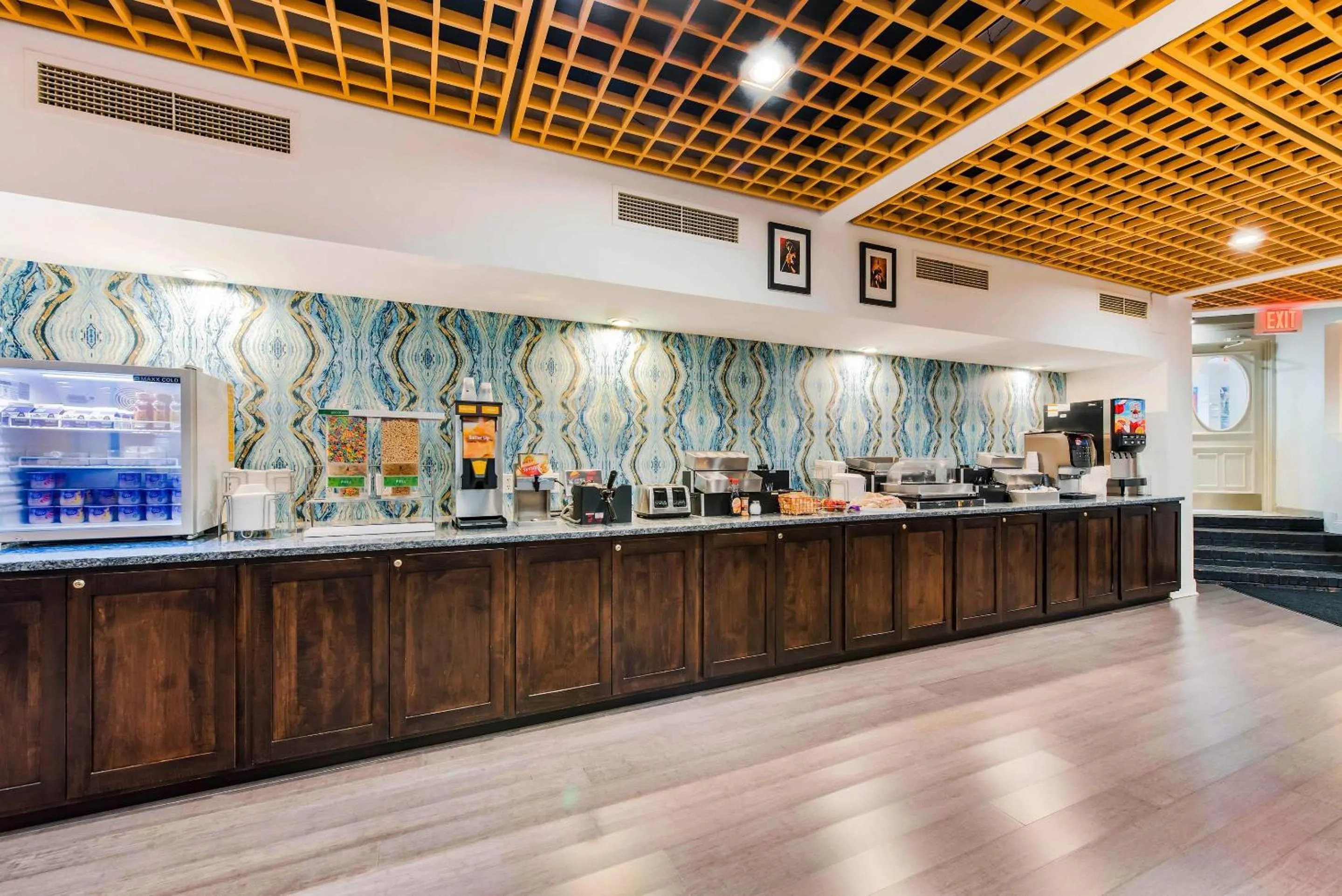 Breakfast in The Blu Hotel Blue Ash Cincinnati, an Ascend Collection Hotel