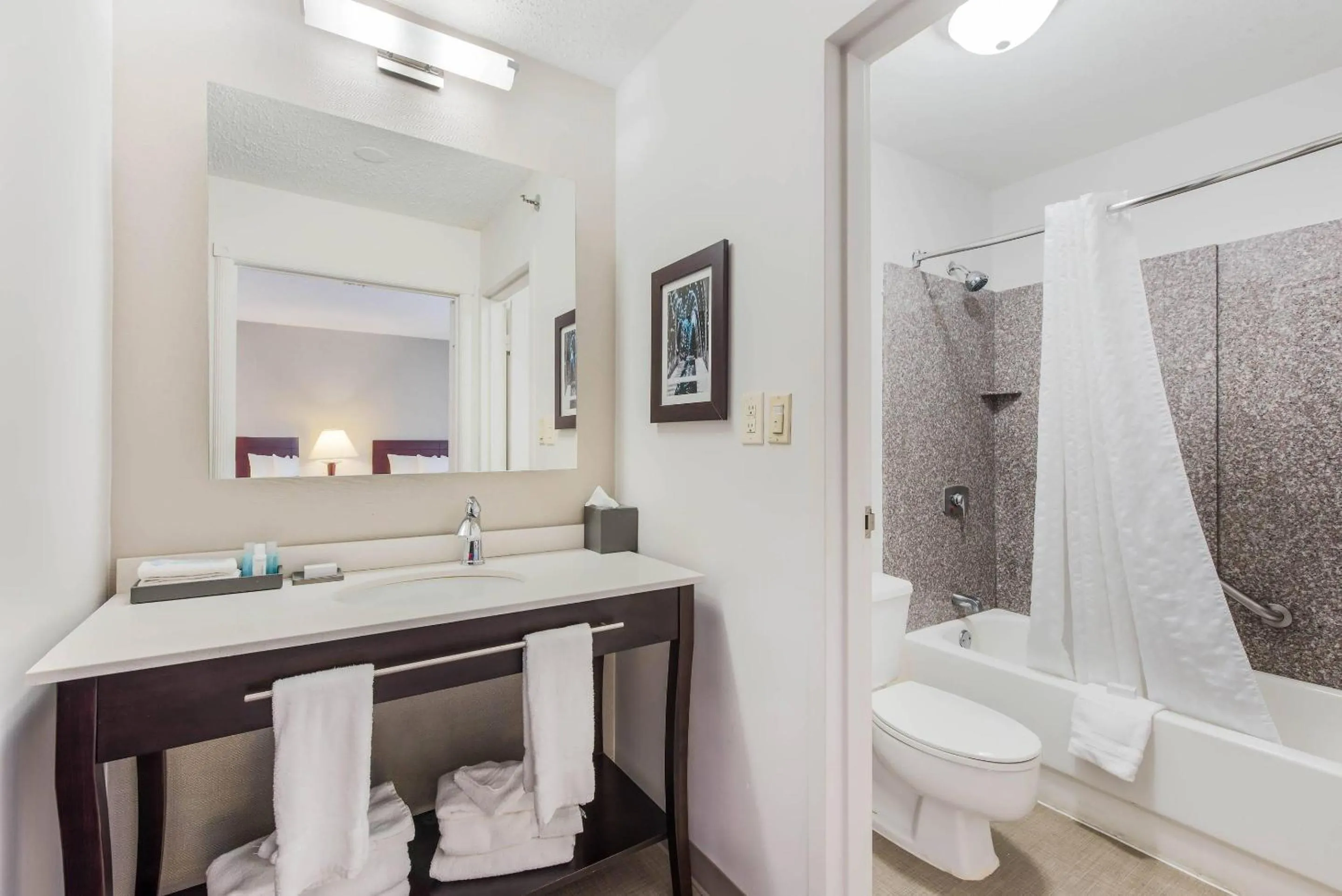 Bedroom in The Blu Hotel Blue Ash Cincinnati, an Ascend Collection Hotel