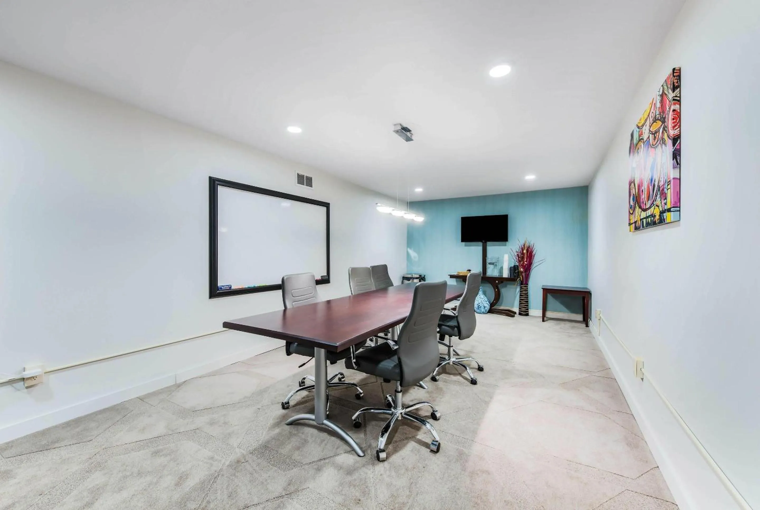 Meeting/conference room in The Blu Hotel Blue Ash Cincinnati, an Ascend Collection Hotel