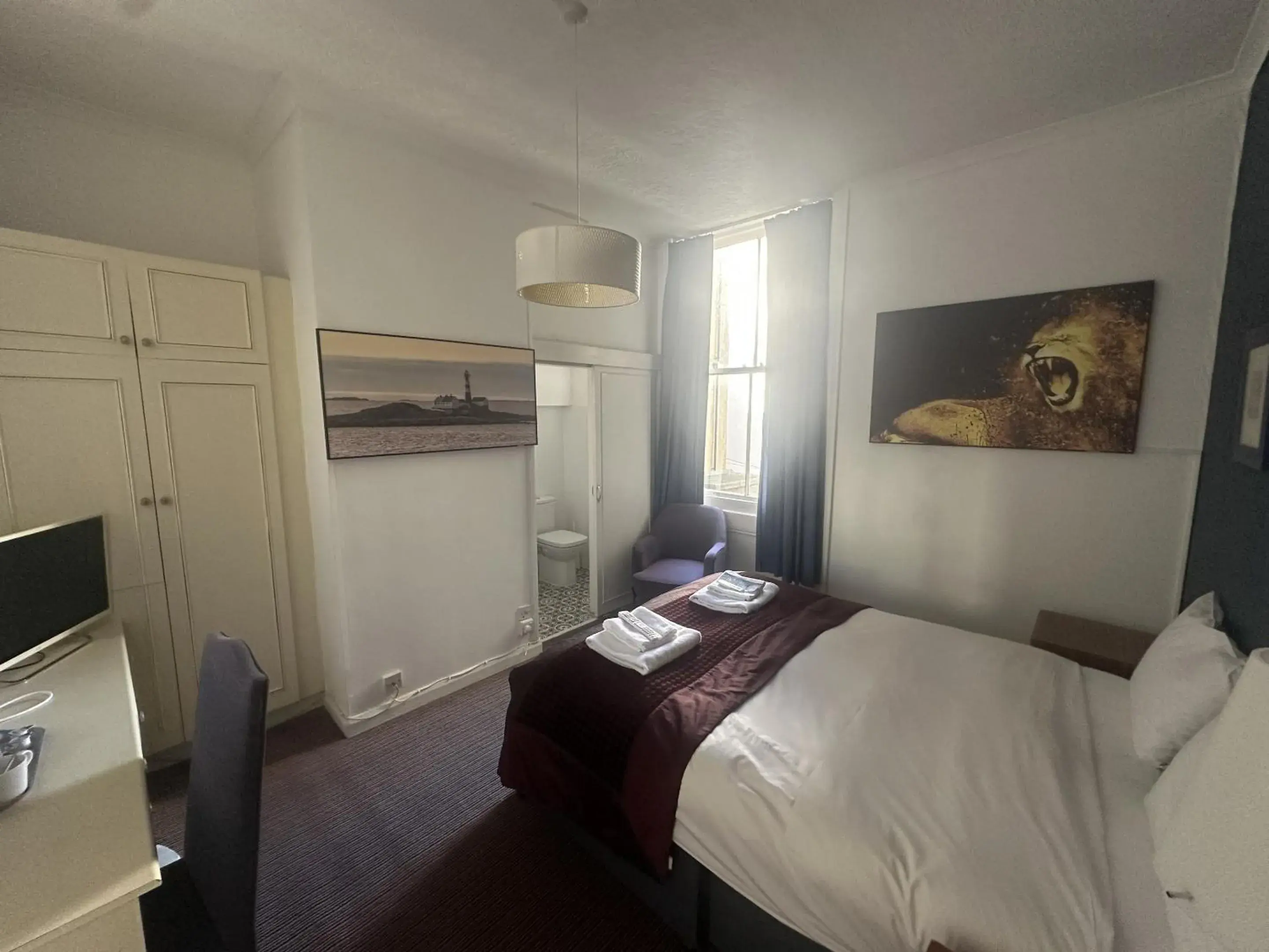 Small Double Rear View Shower in West Rocks Hotel Small Double Rear View Shower in West Rocks Hotel