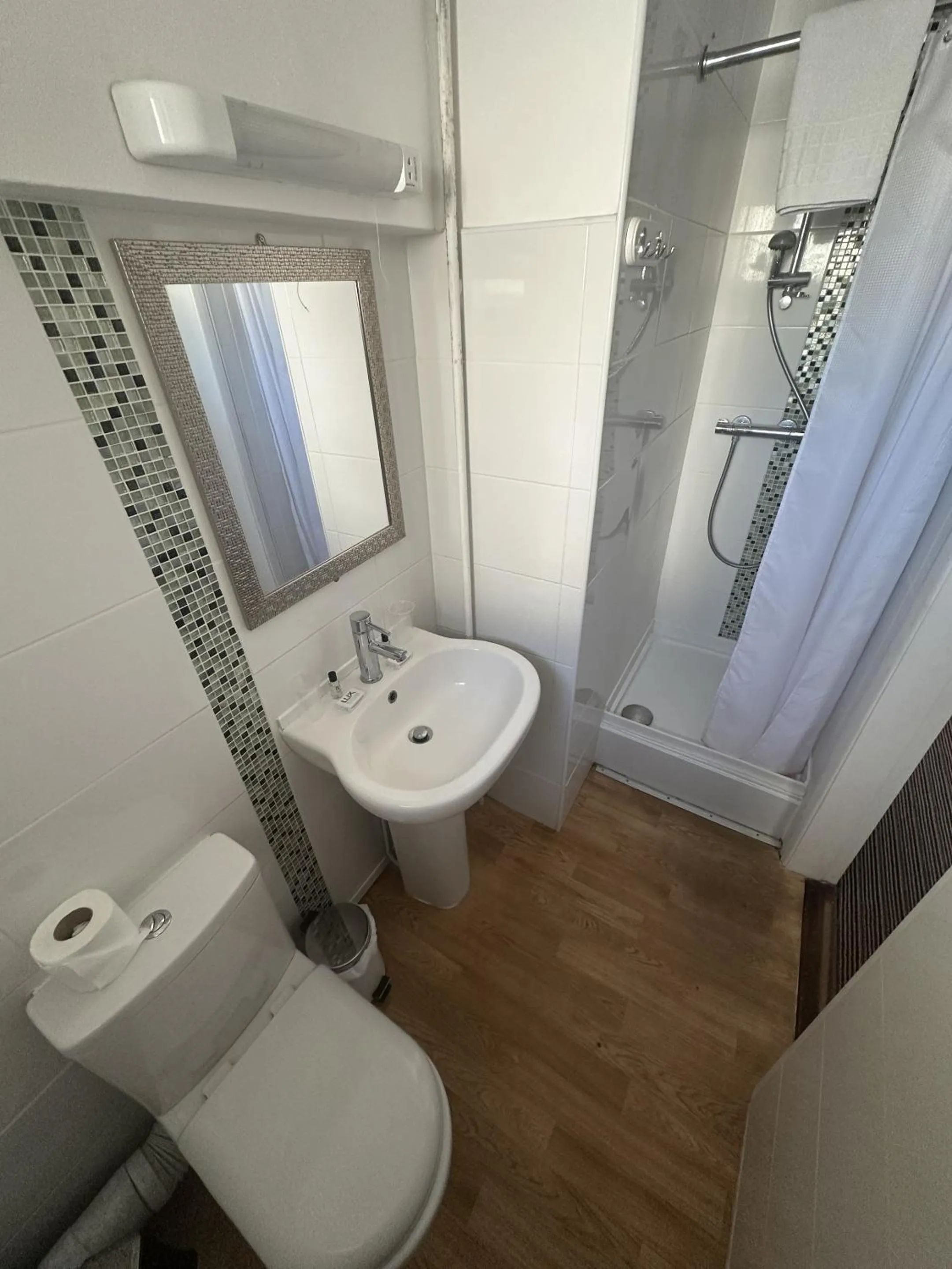 Bathroom in West Rocks Hotel