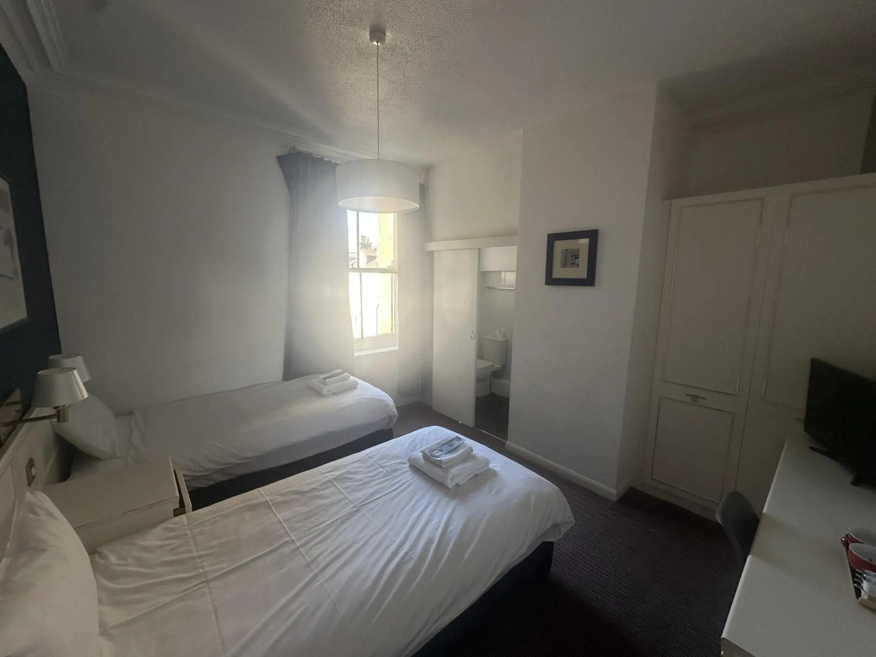 Small Twin Rear View Shower in West Rocks Hotel Small Twin Rear View Shower in West Rocks Hotel