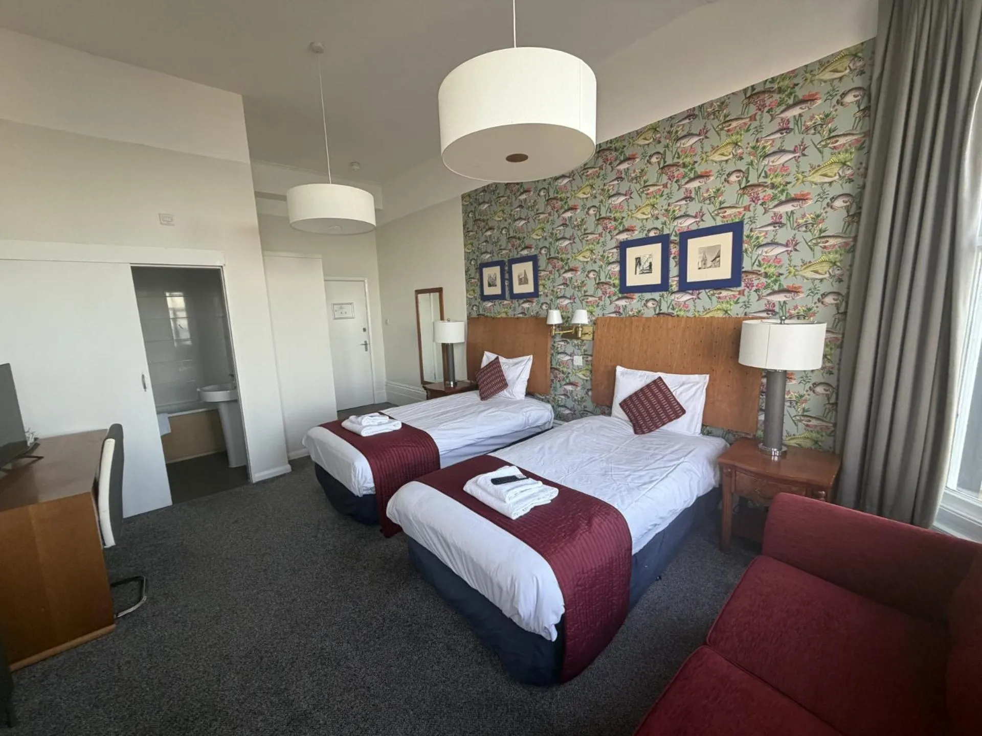 Bedroom, Bed in West Rocks Hotel