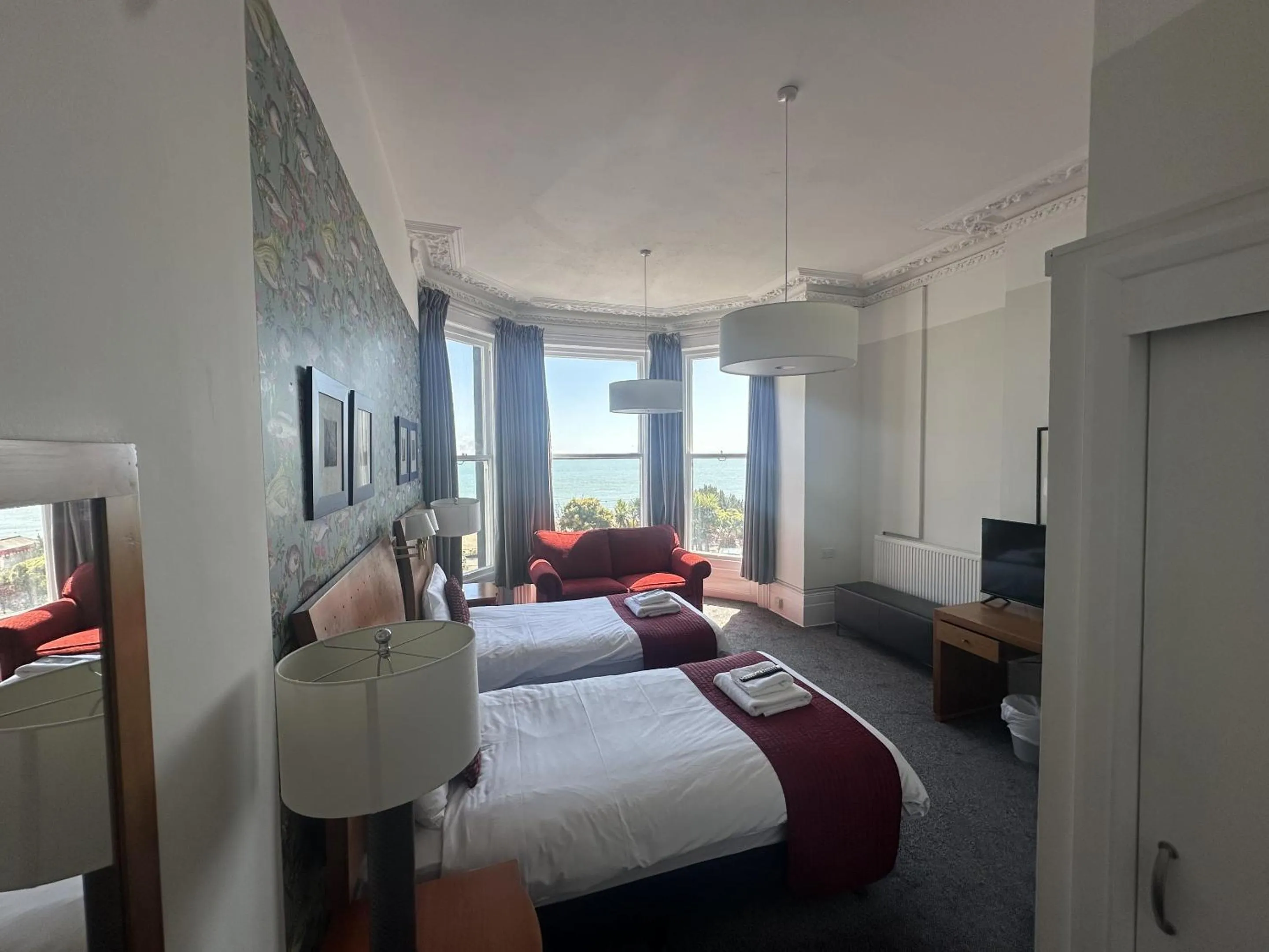 Bedroom, Bed in West Rocks Hotel