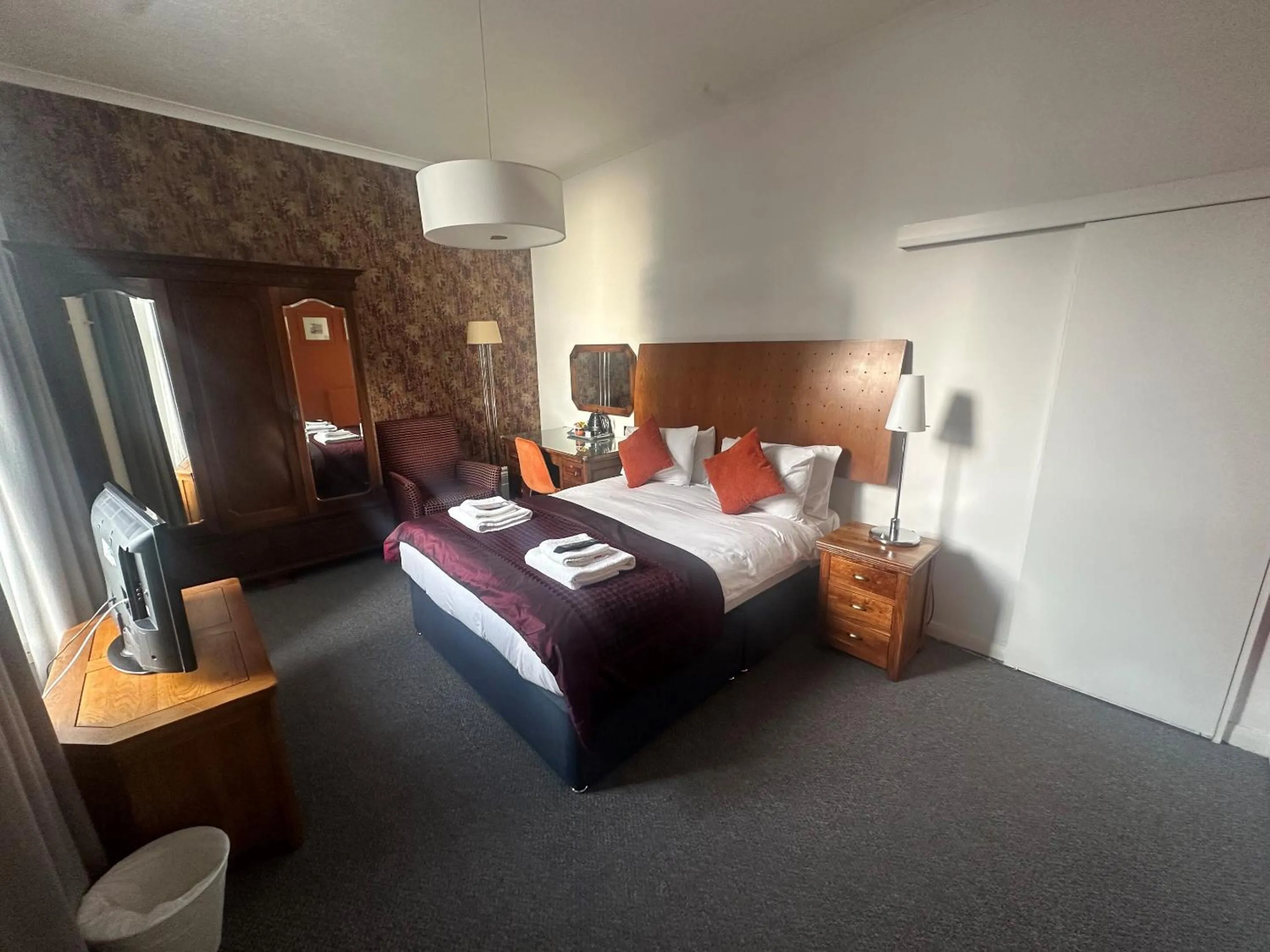 Bedroom, Bed in West Rocks Hotel