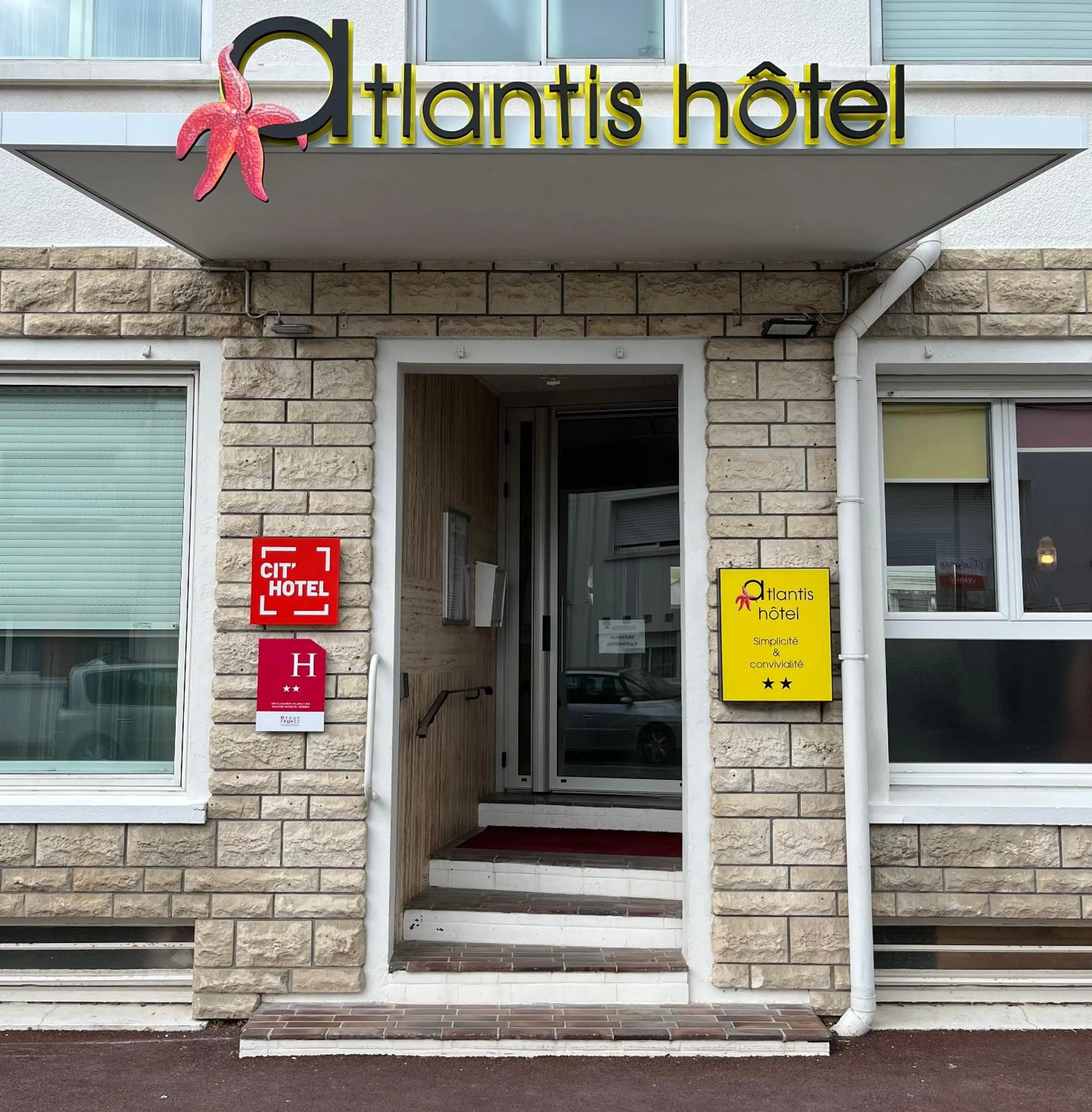 Facade/entrance in Cit'Hotel Atlantis