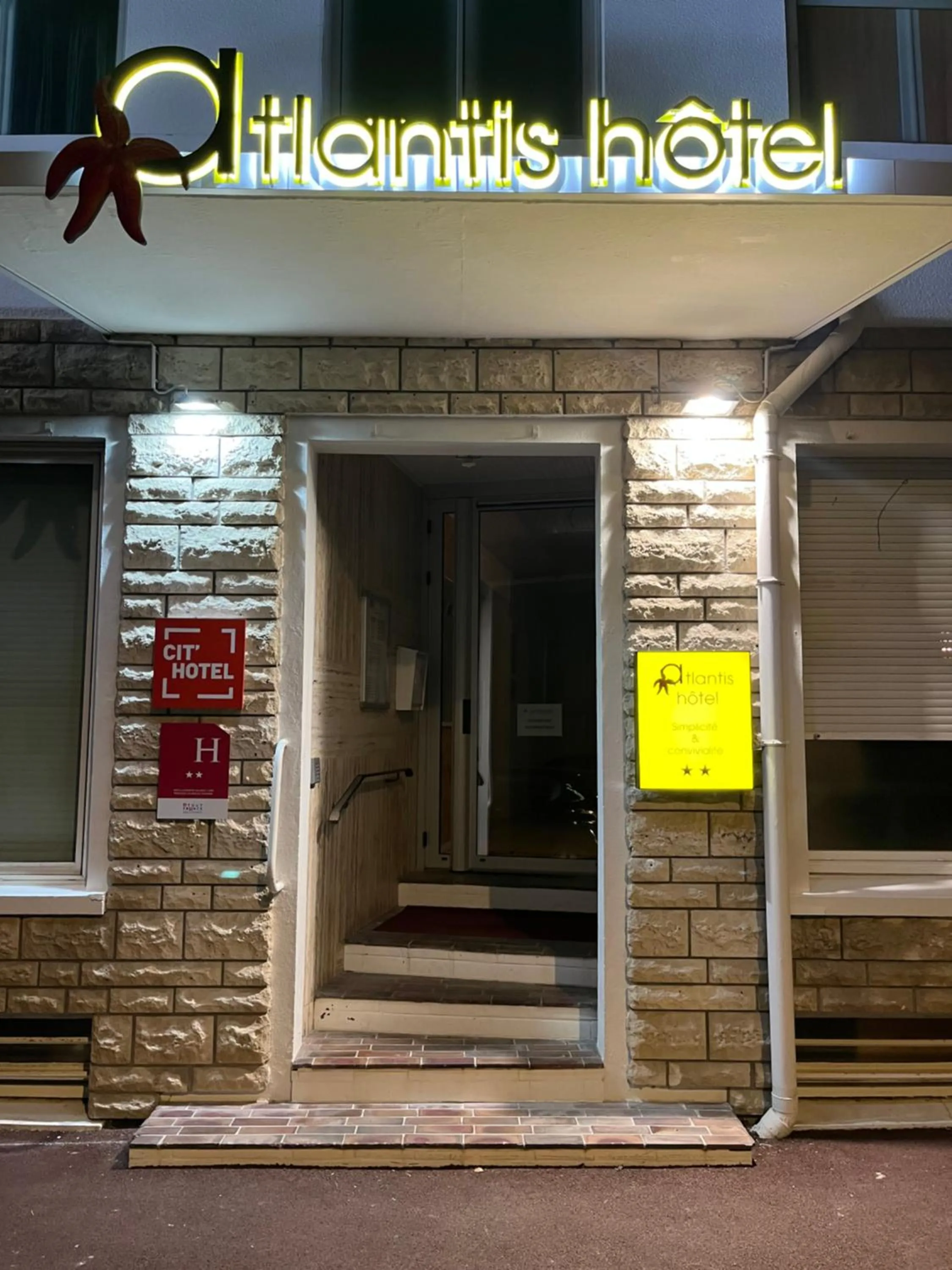 Facade/entrance in Cit'Hotel Atlantis