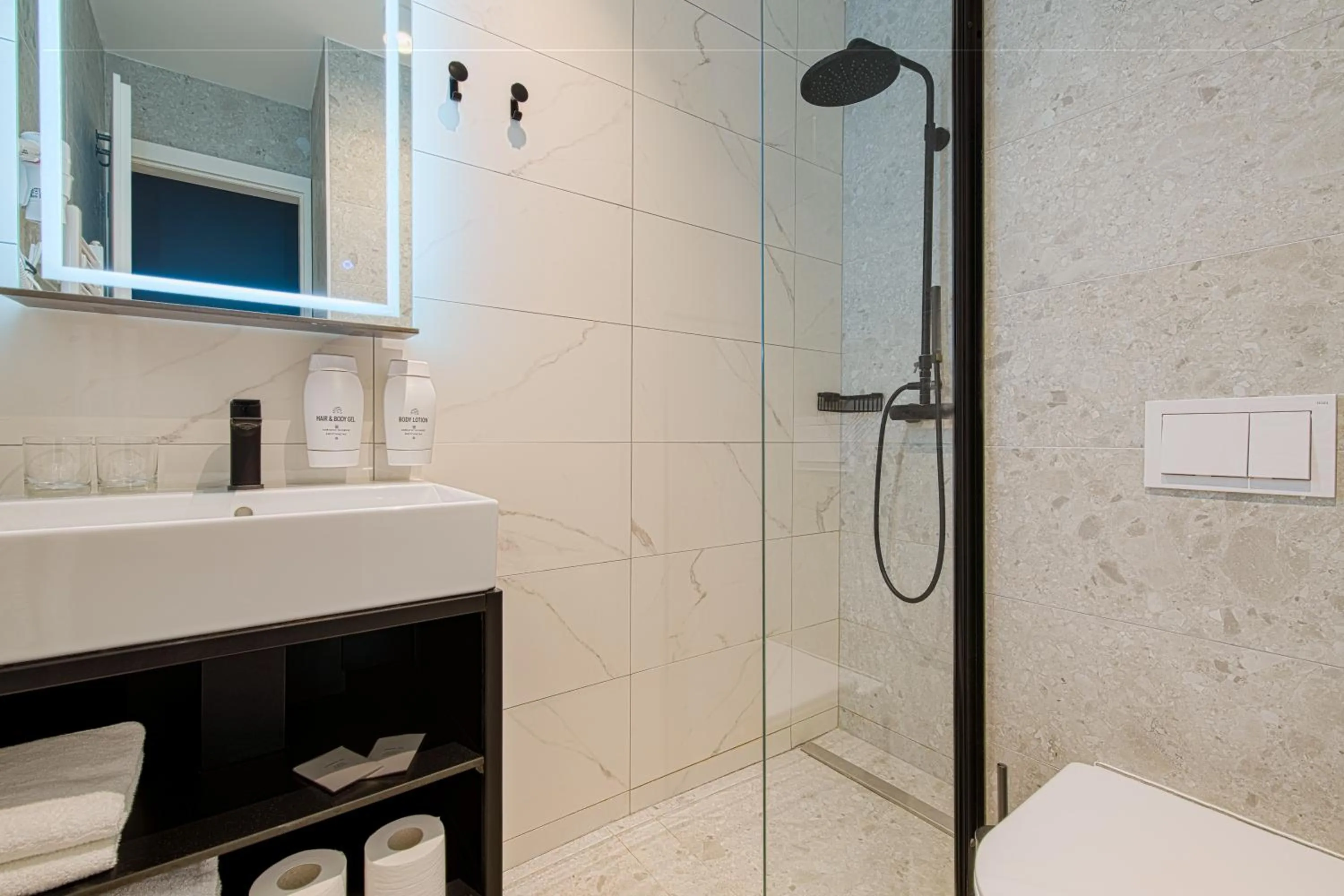 Shower in Paviljoni Omorika