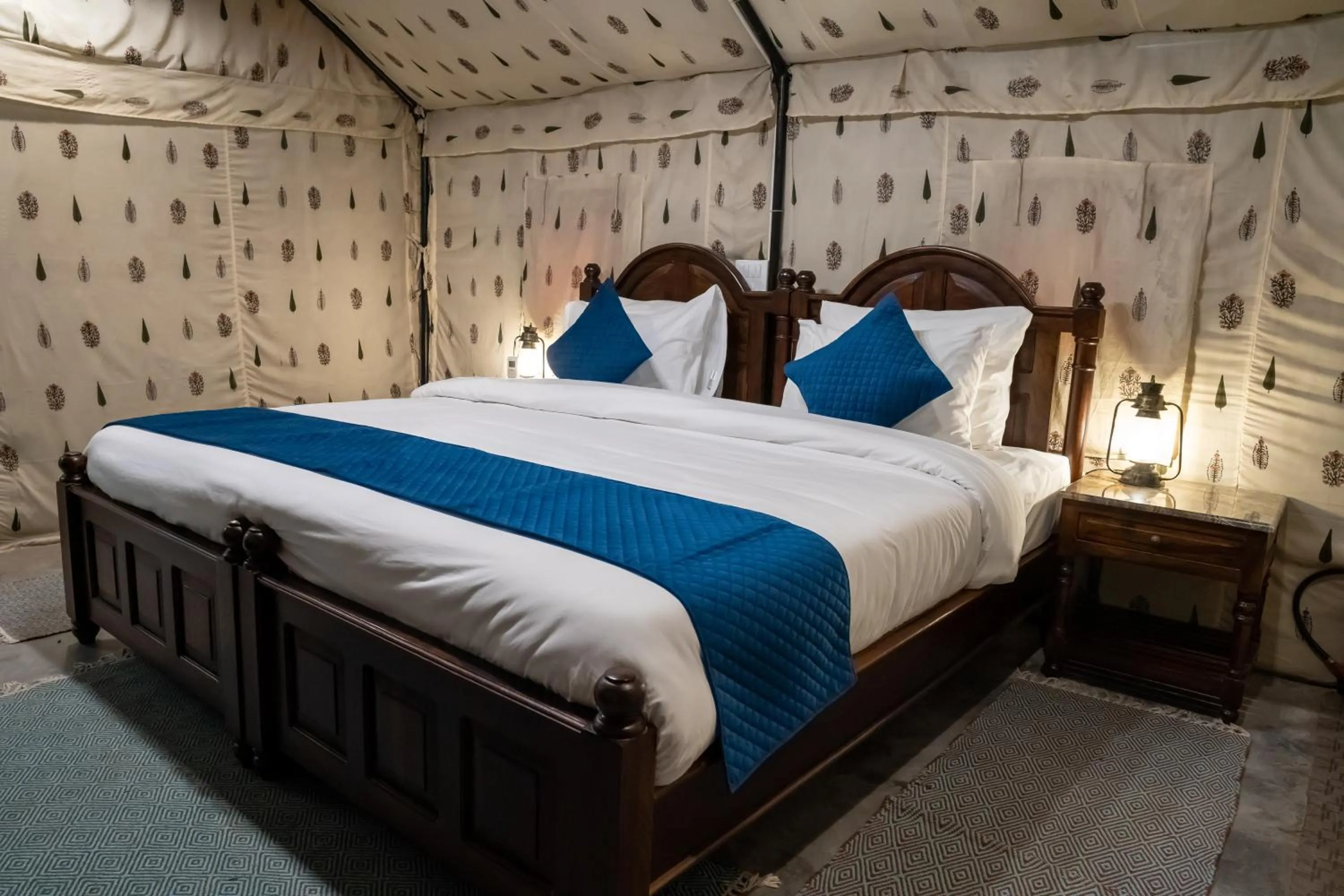 Bedroom, Bed in Dev Bhoomi Farms & Cottages