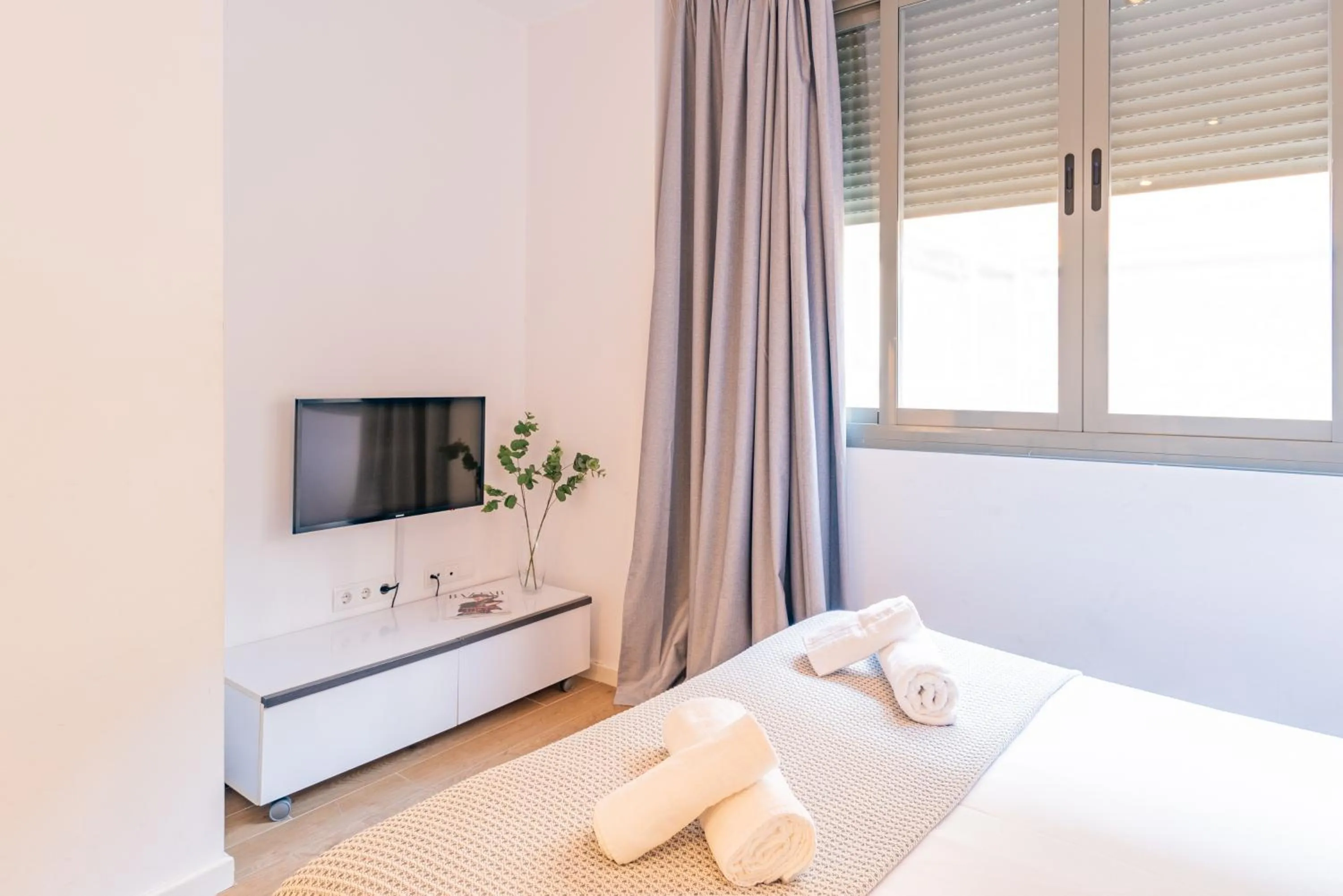 Bedroom, Bed in Feelathome Merced Apartments