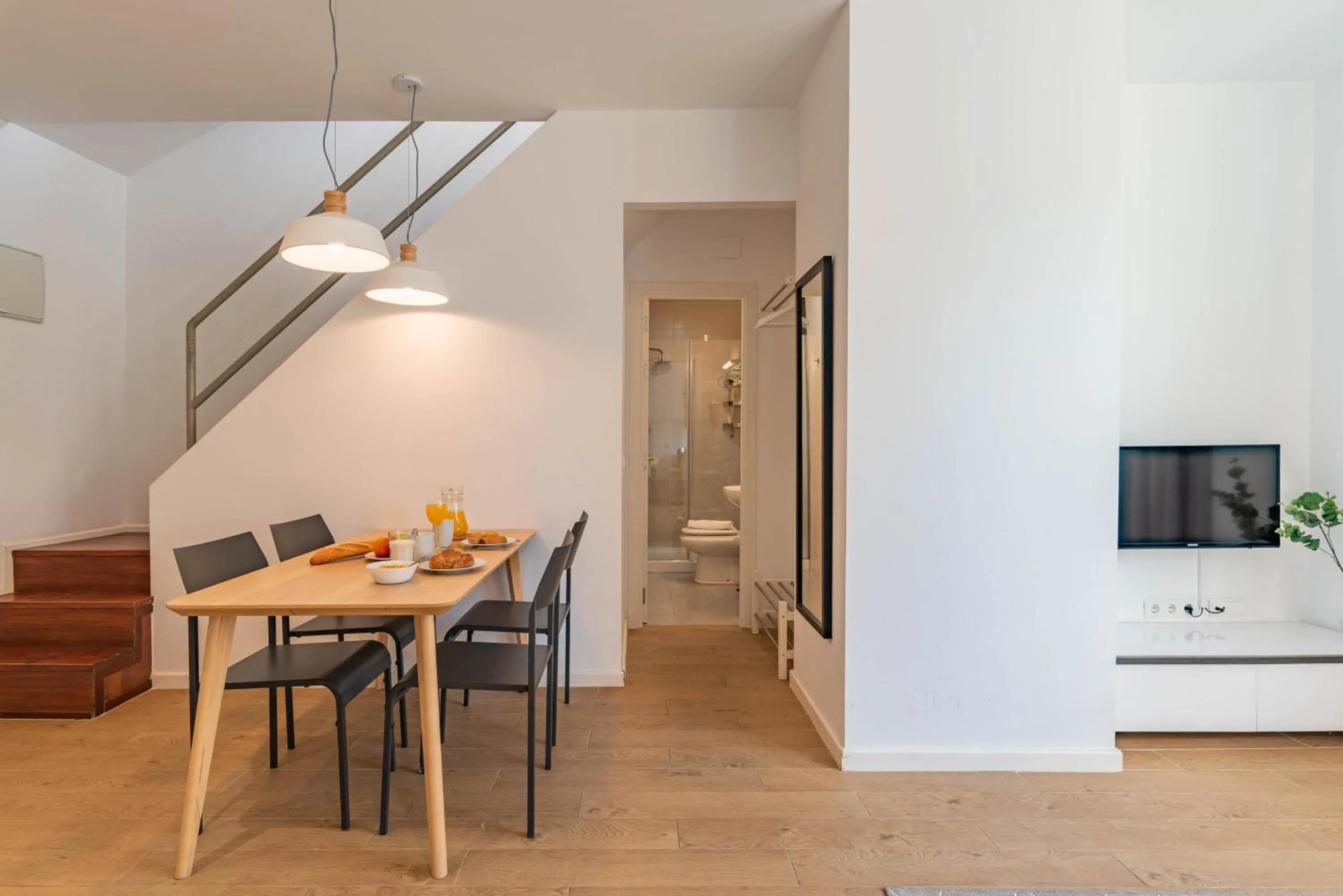 Dining area in Feelathome Merced Apartments