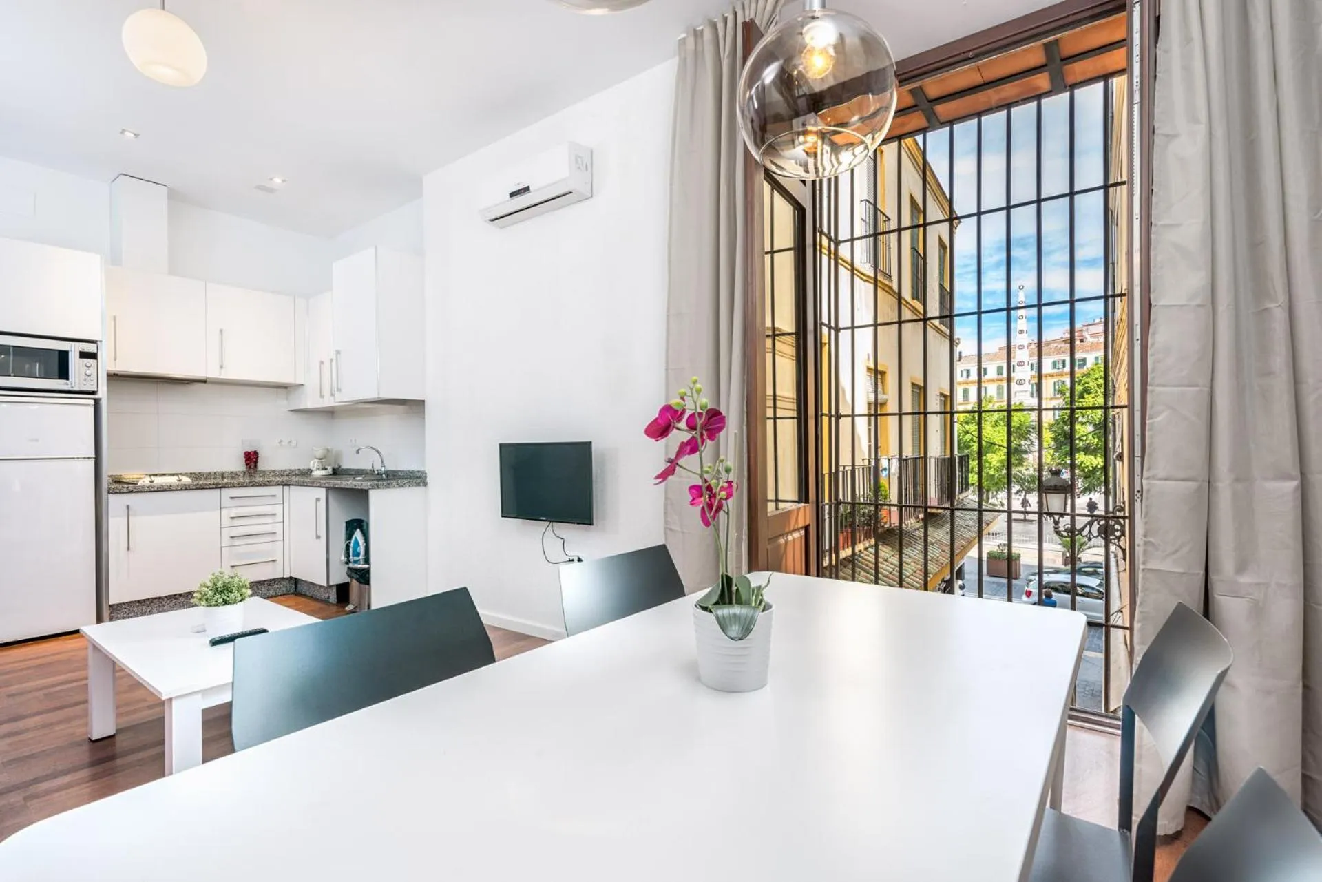 Kitchen or kitchenette in Feelathome Merced Apartments