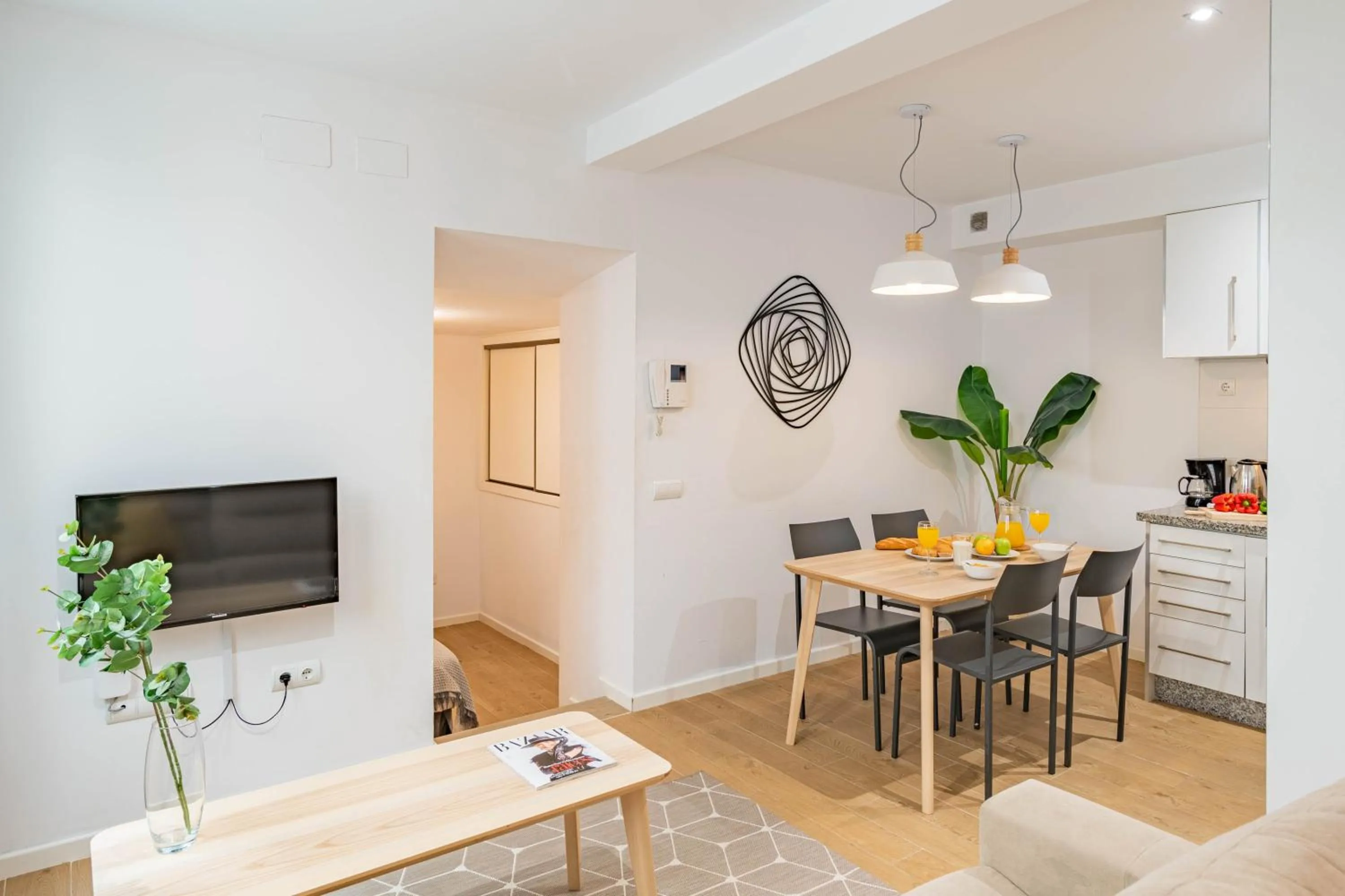 Dining area in Feelathome Merced Apartments