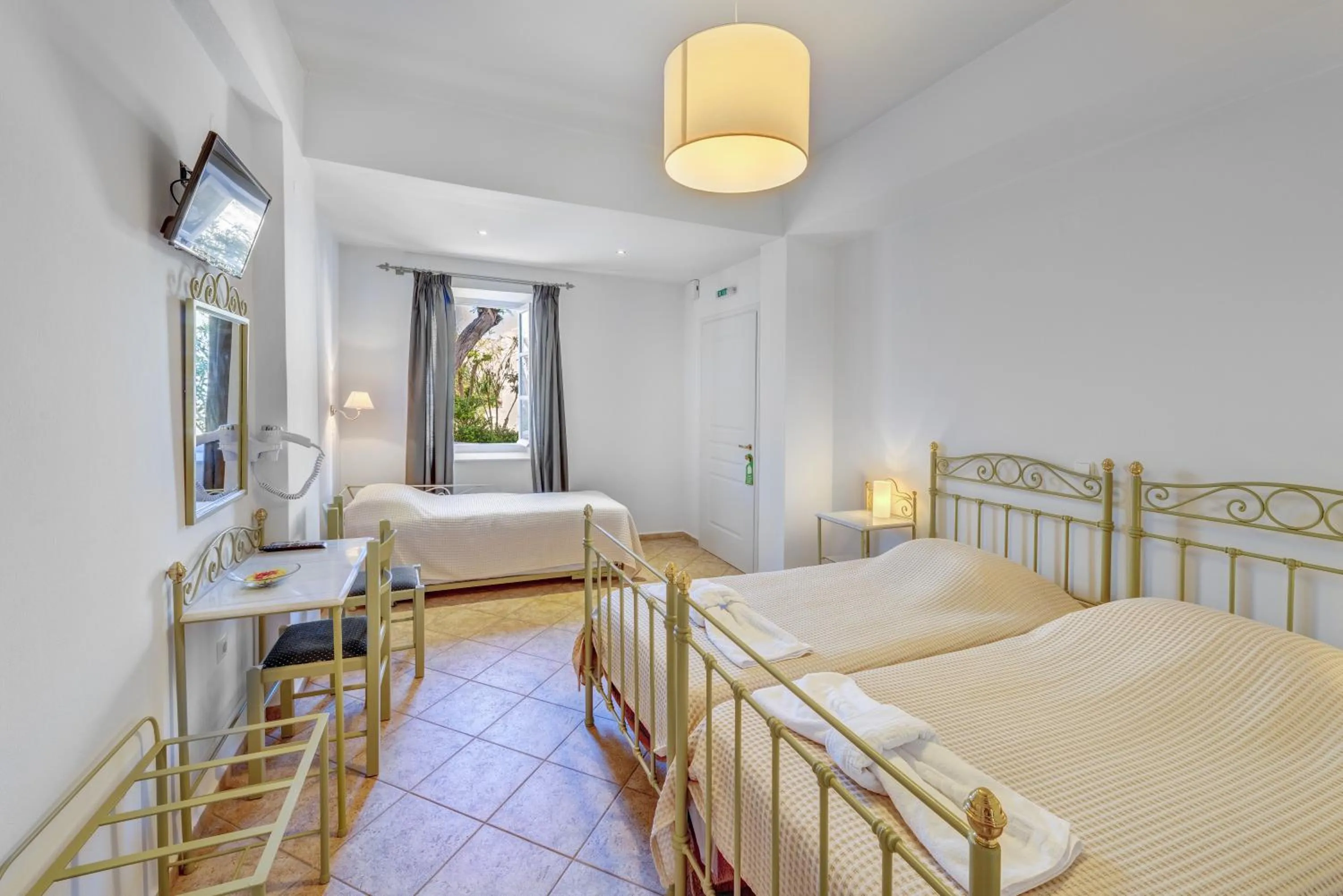 Photo of the whole room, Bed in Ethrion