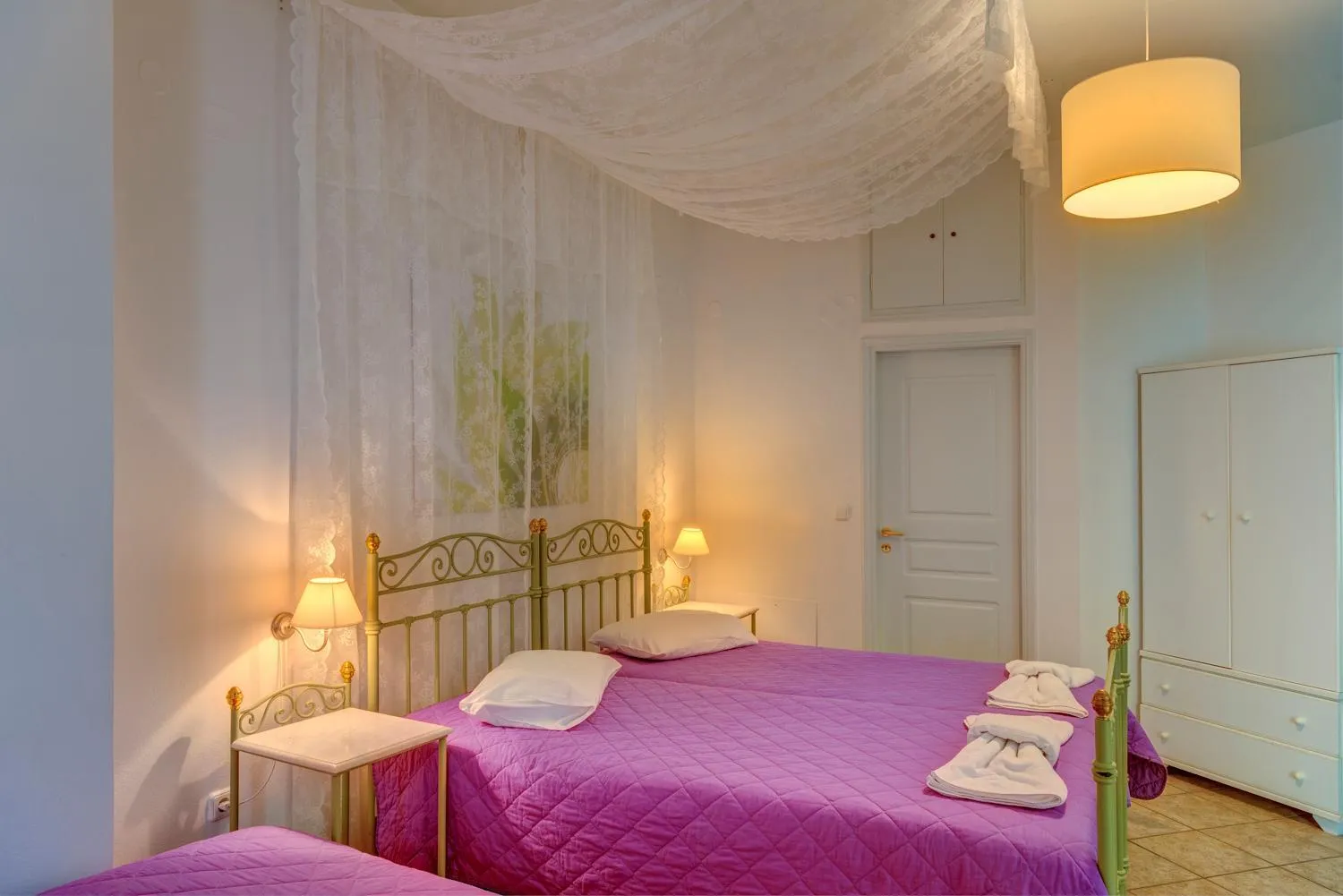 Photo of the whole room, Bed in Ethrion