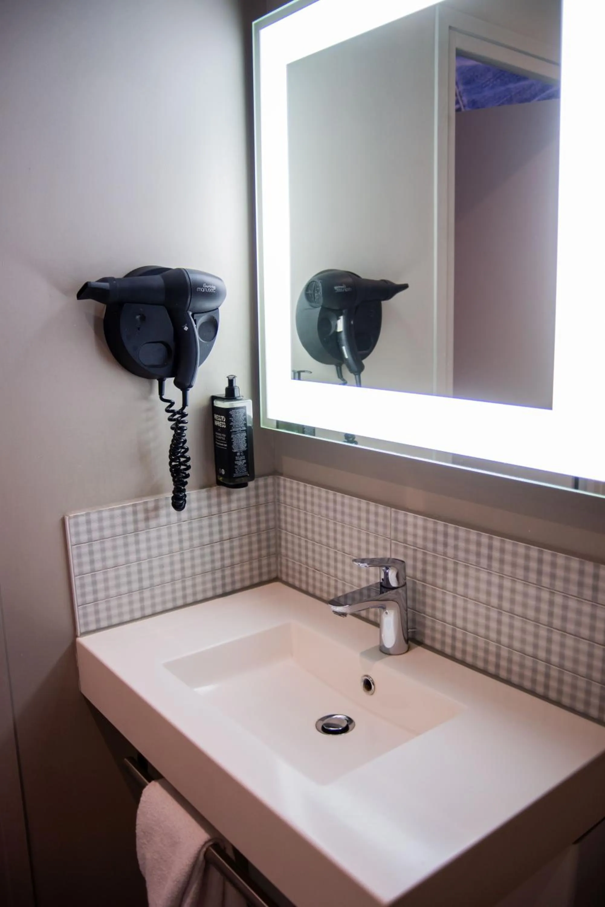 Bathroom in ibis Styles Lille Centre Grand Place