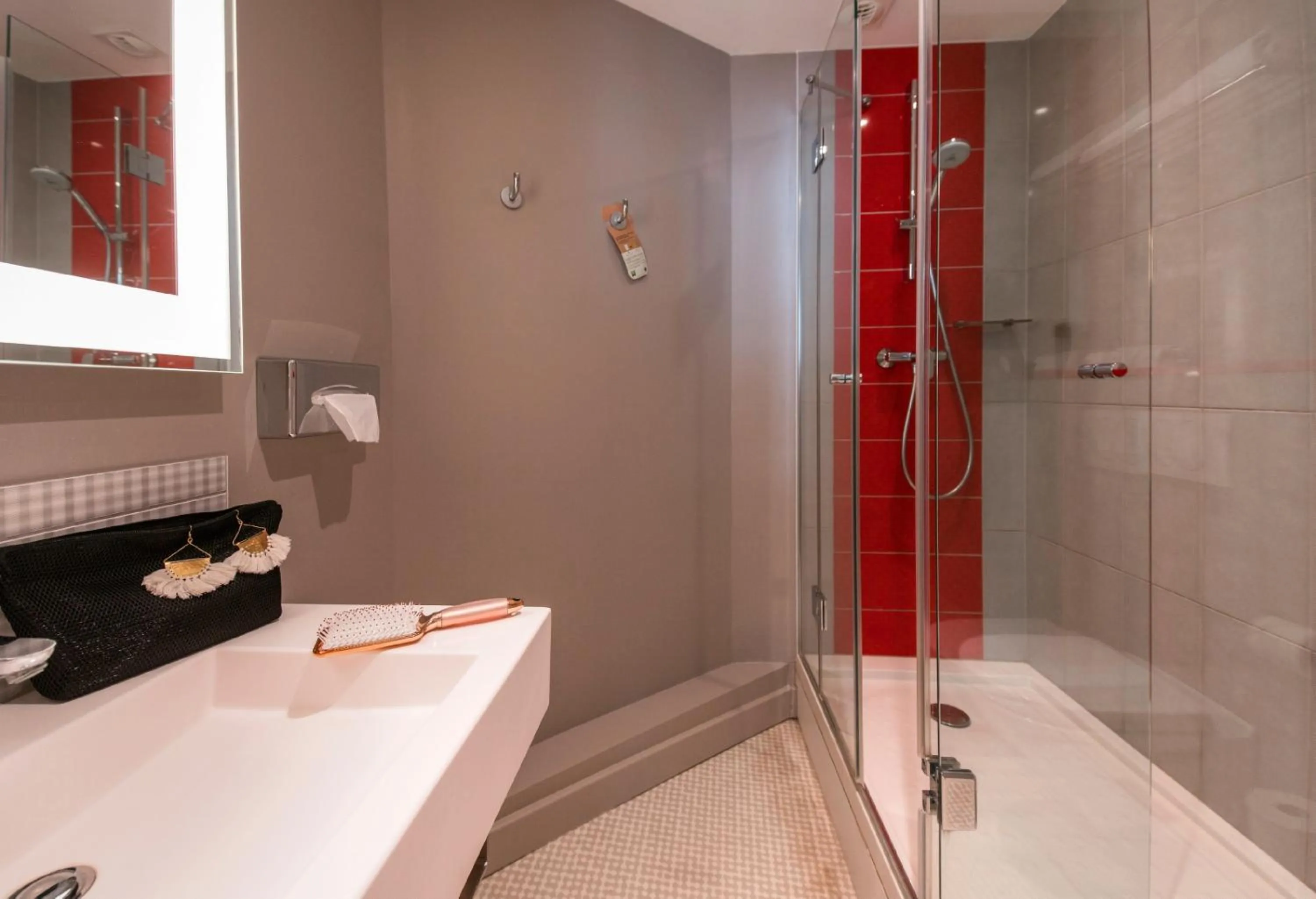 Shower in ibis Styles Lille Centre Grand Place