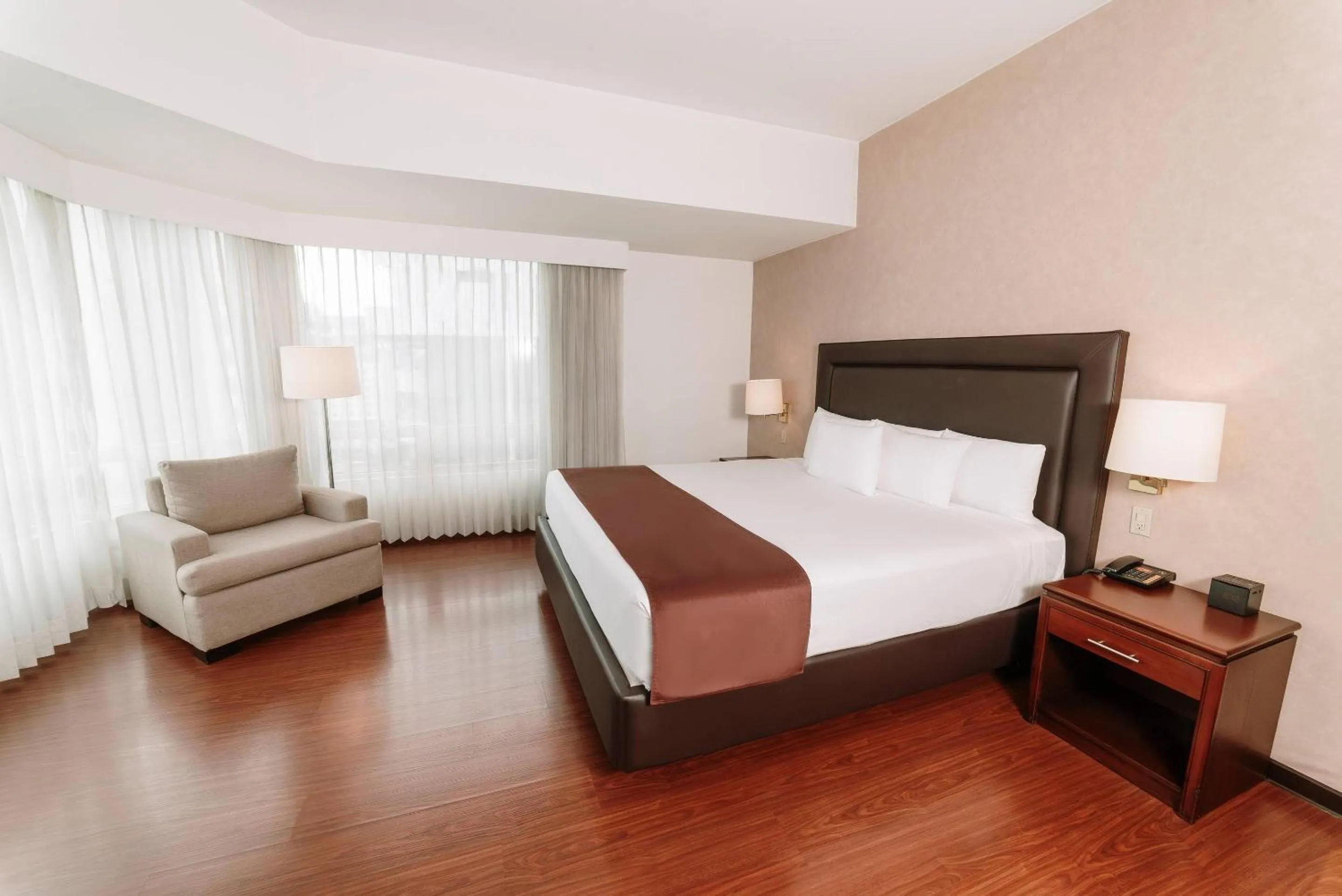 Bedroom, Bed in Clarion Suites Guatemala City