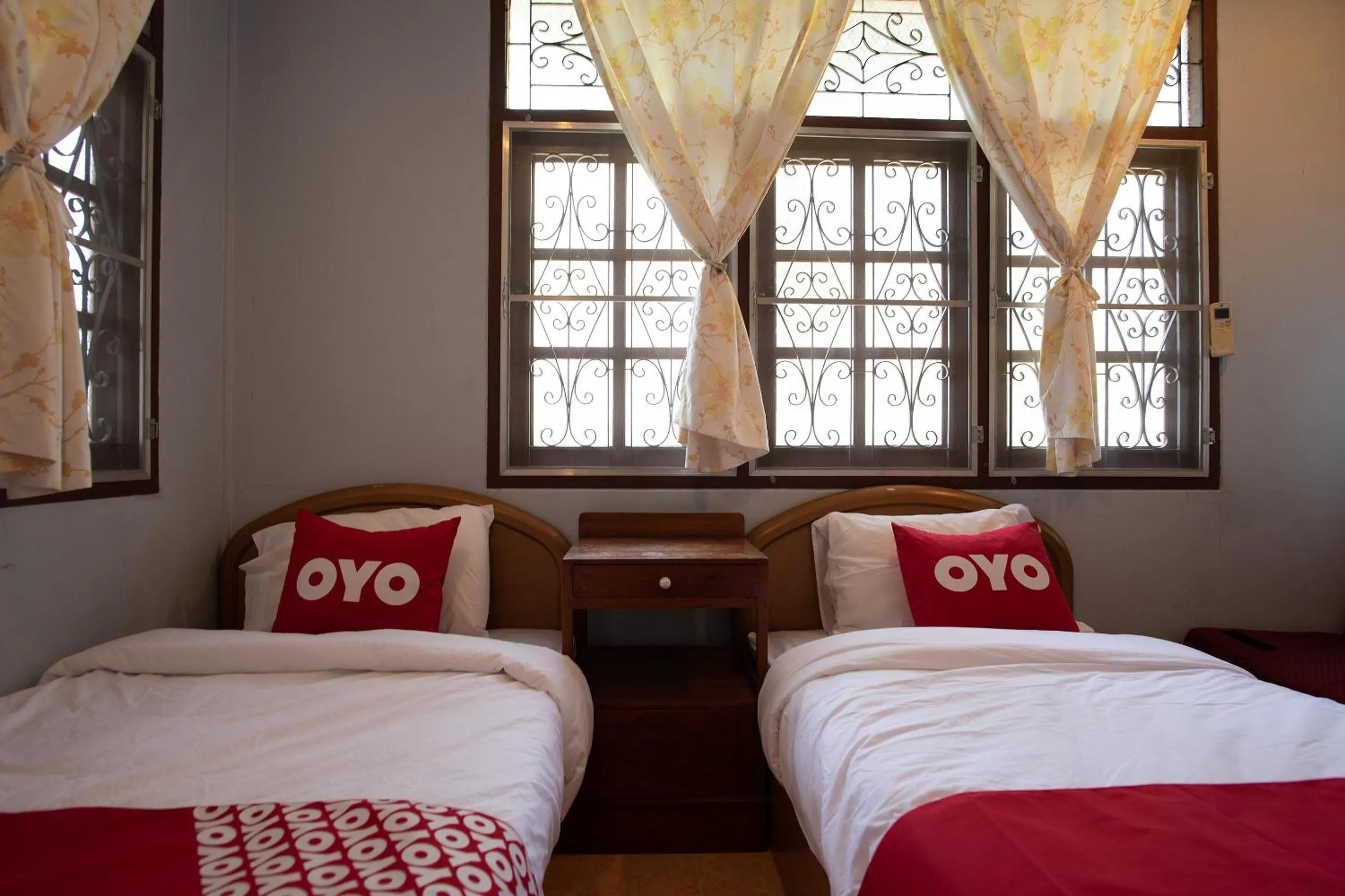 Bedroom in OYO 402 Raknatee Resort