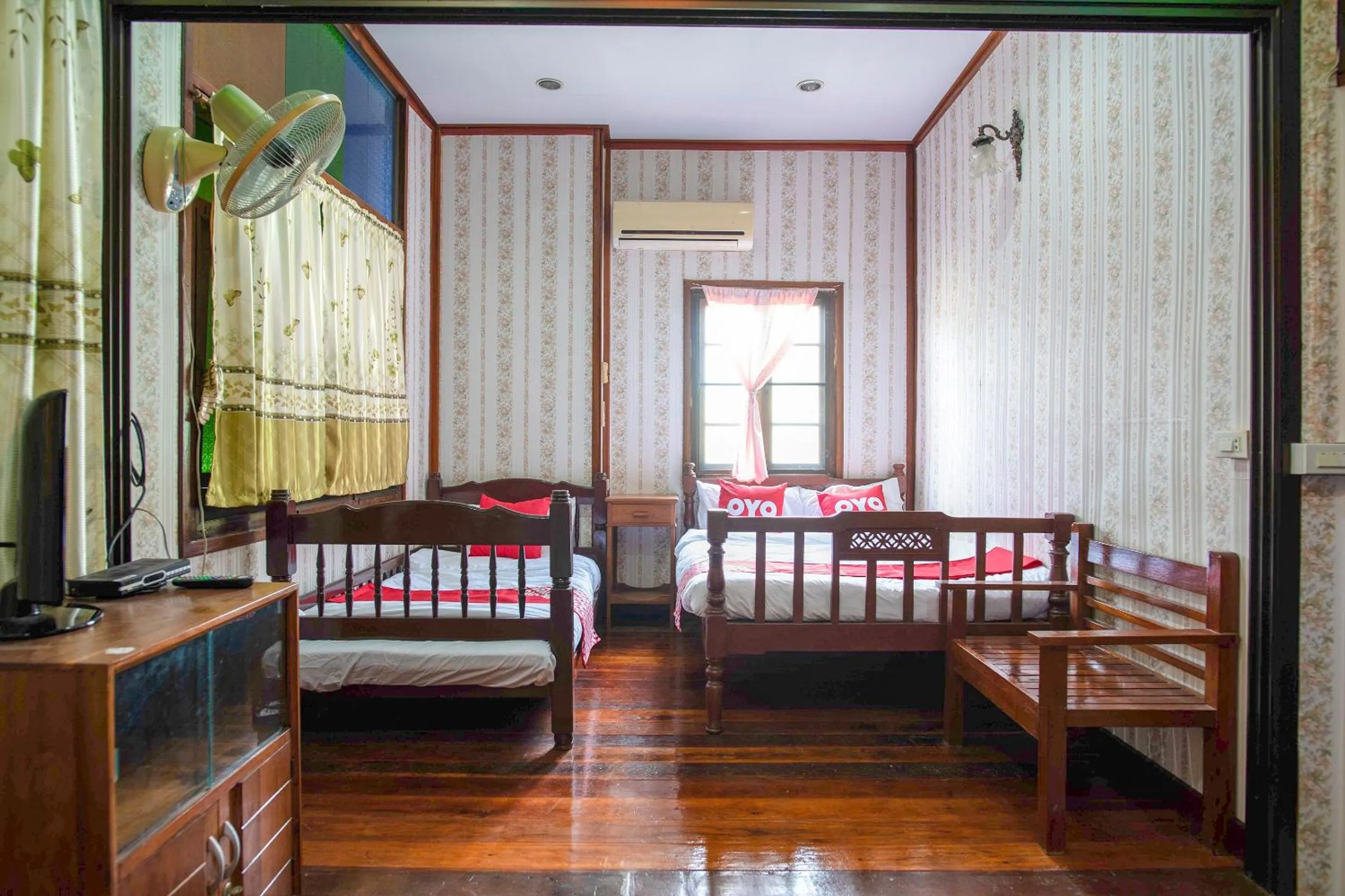 Bedroom in OYO 402 Raknatee Resort