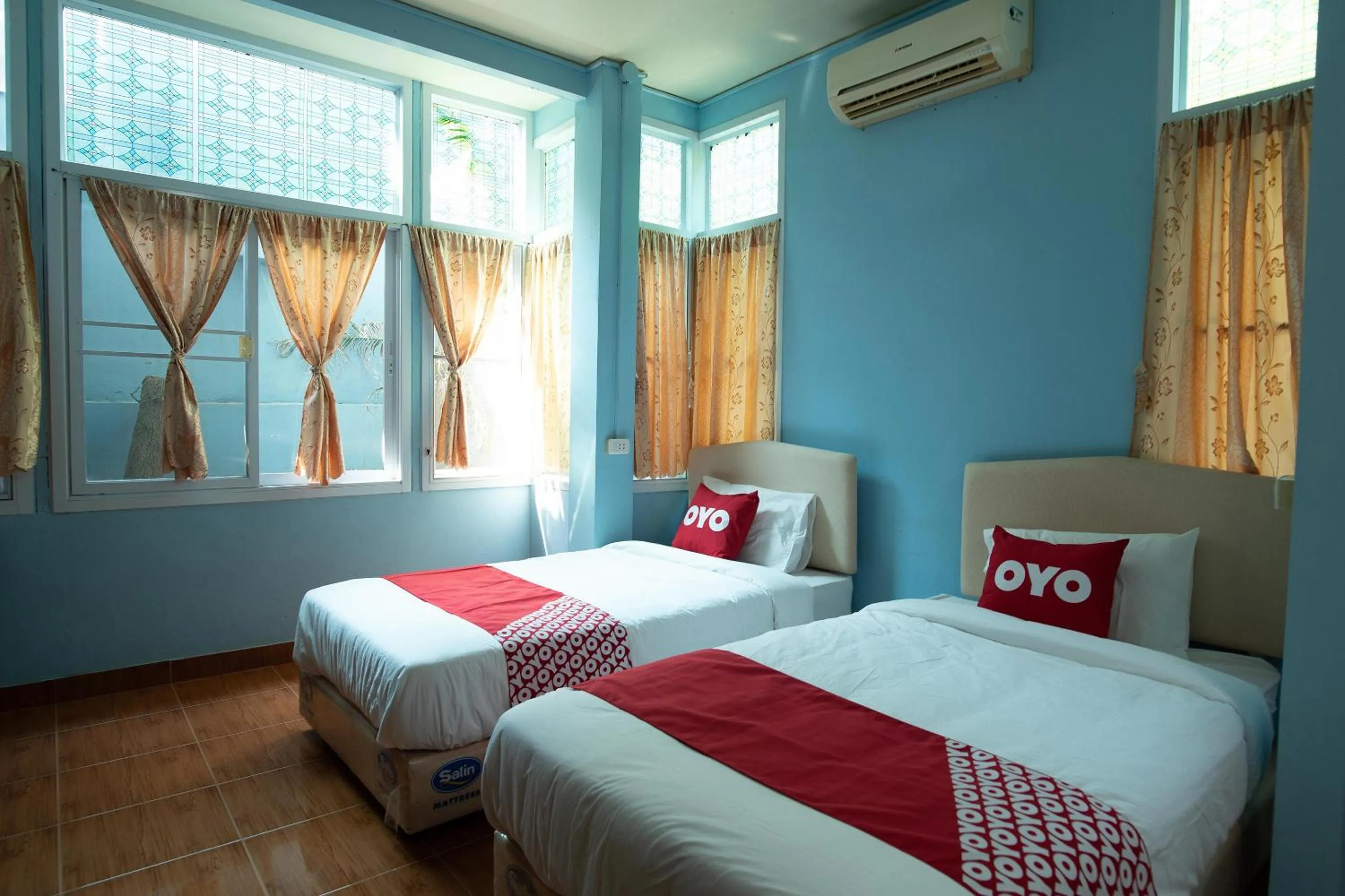 Bedroom in OYO 402 Raknatee Resort