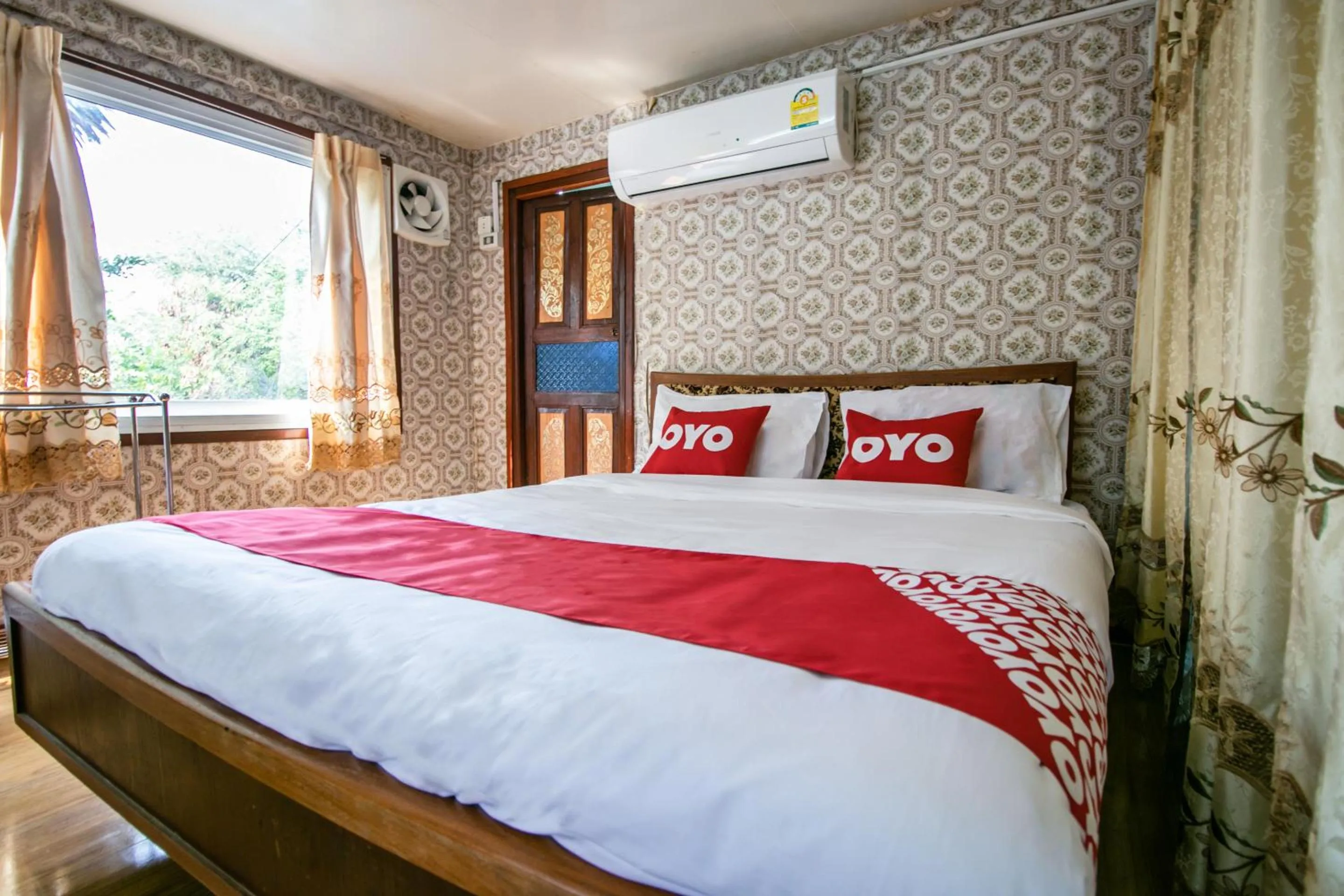 Bedroom in OYO 402 Raknatee Resort