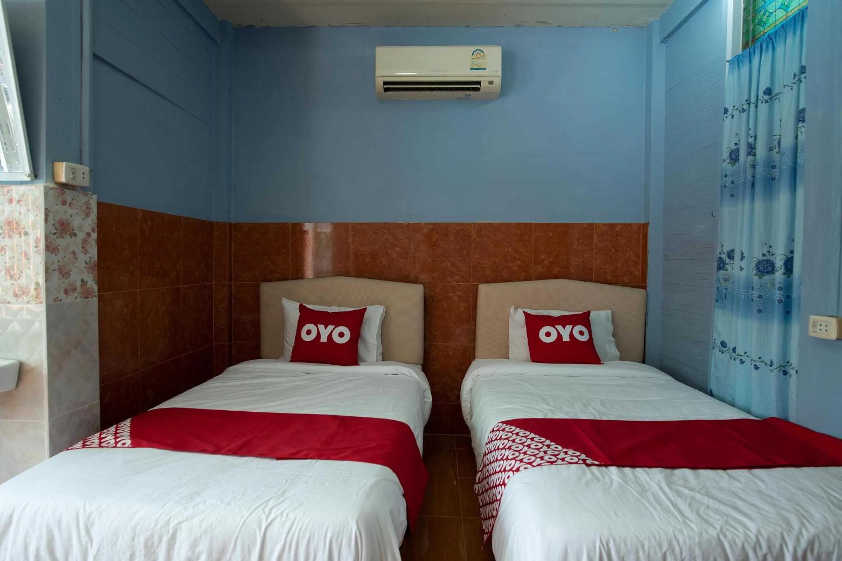 Bedroom in OYO 402 Raknatee Resort