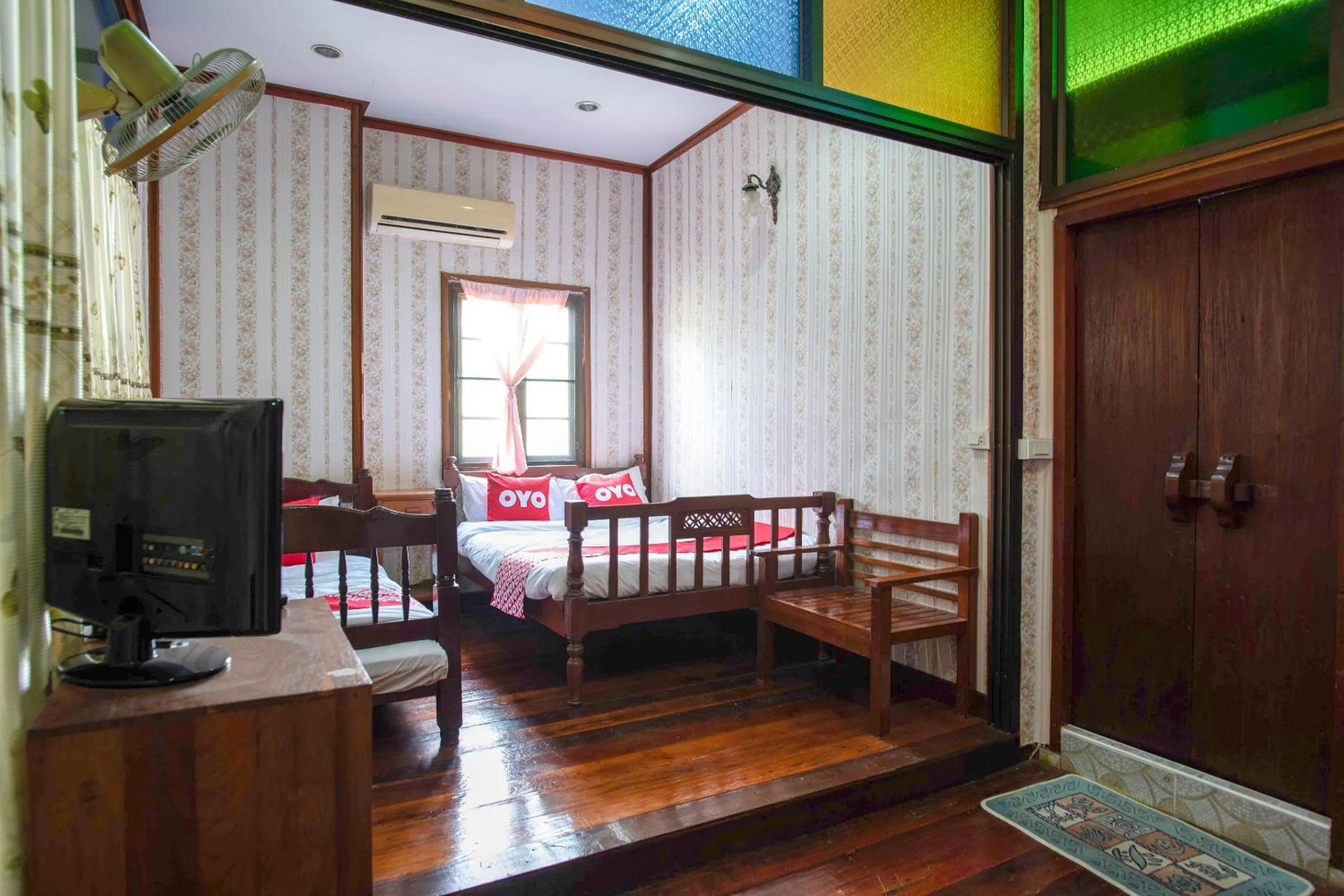 Bedroom, Seating Area in OYO 402 Raknatee Resort