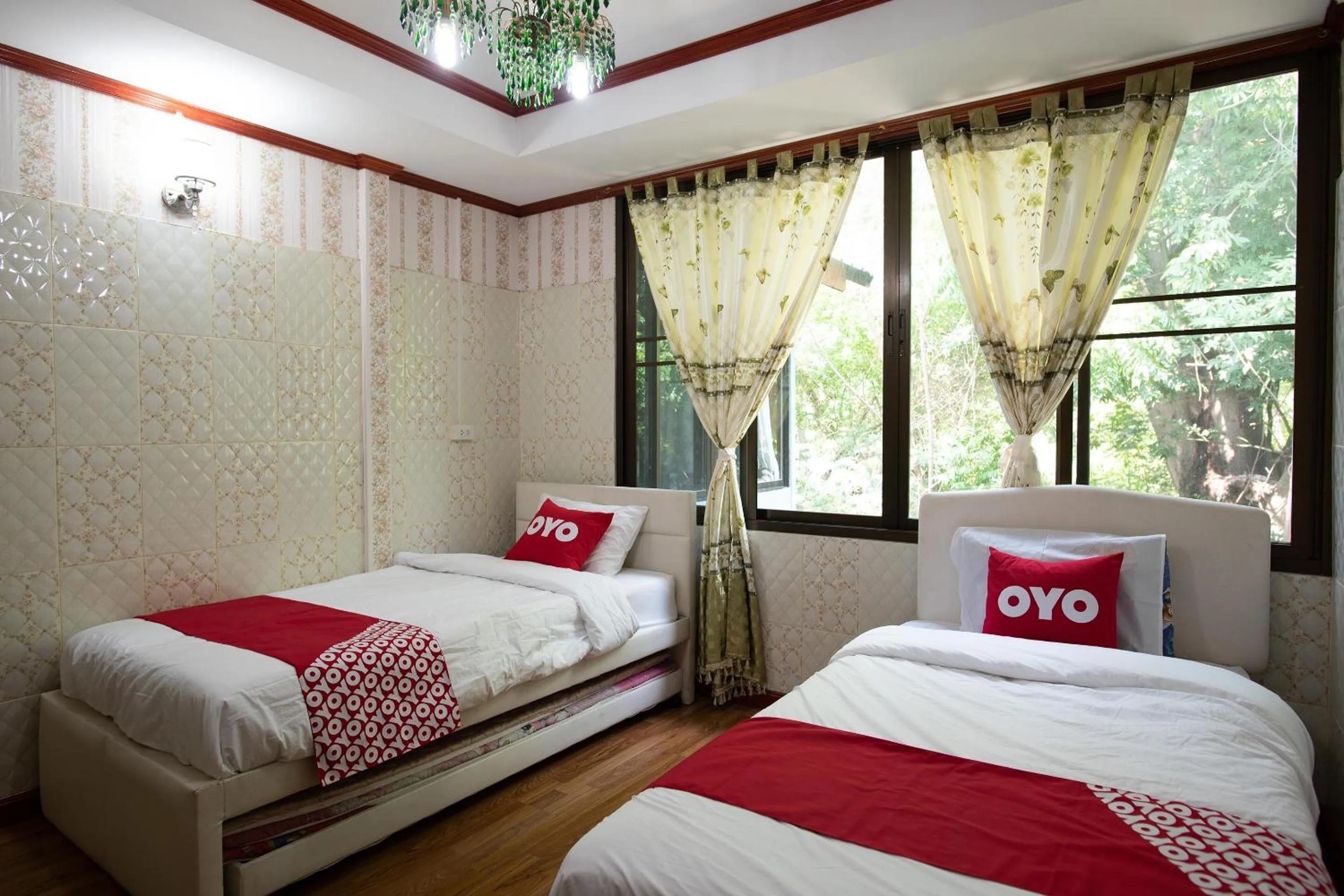 Bedroom in OYO 402 Raknatee Resort