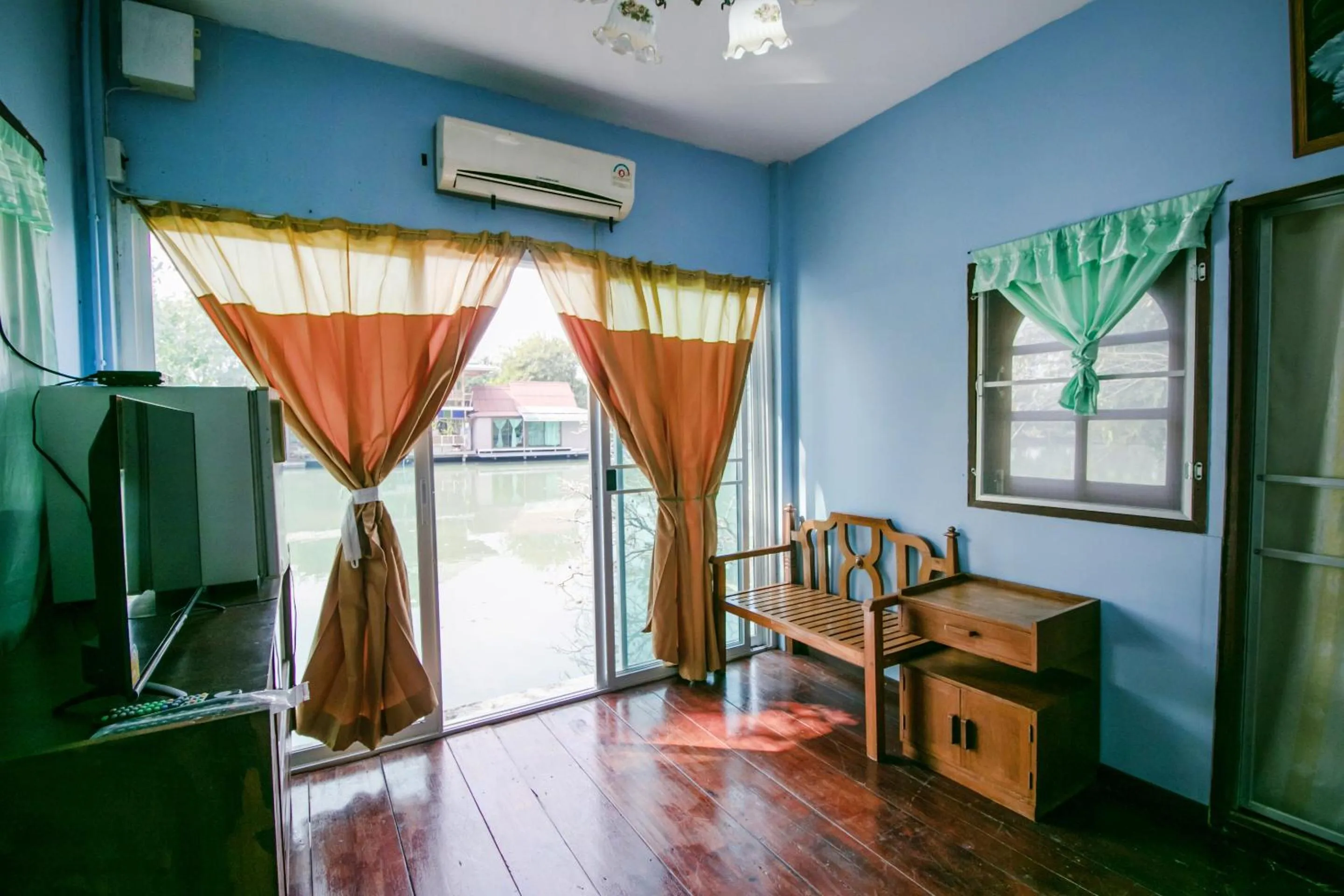 Bedroom, Seating Area in OYO 402 Raknatee Resort