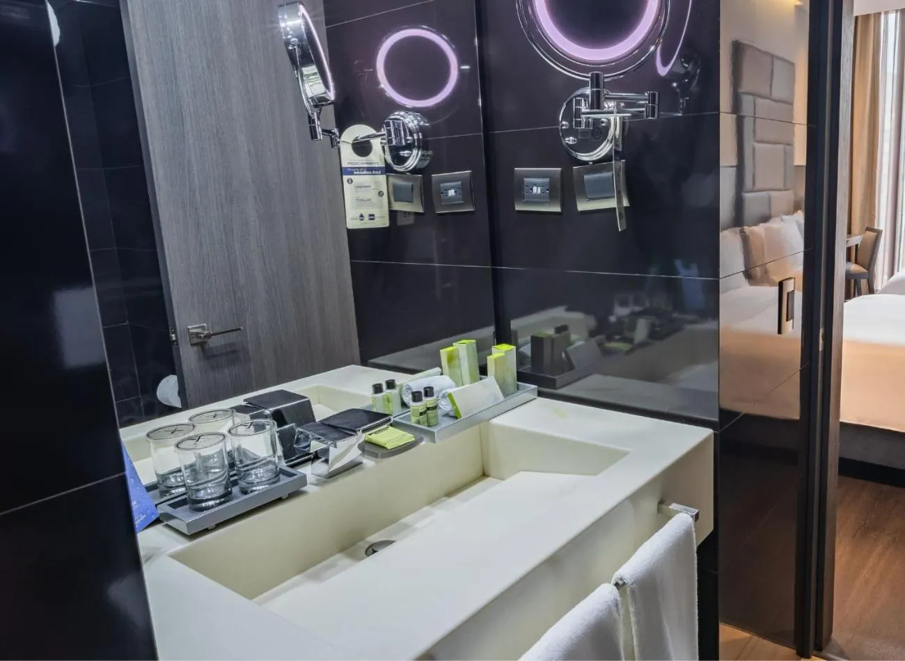 Shower, Bed in GHL Bioxury Hotel