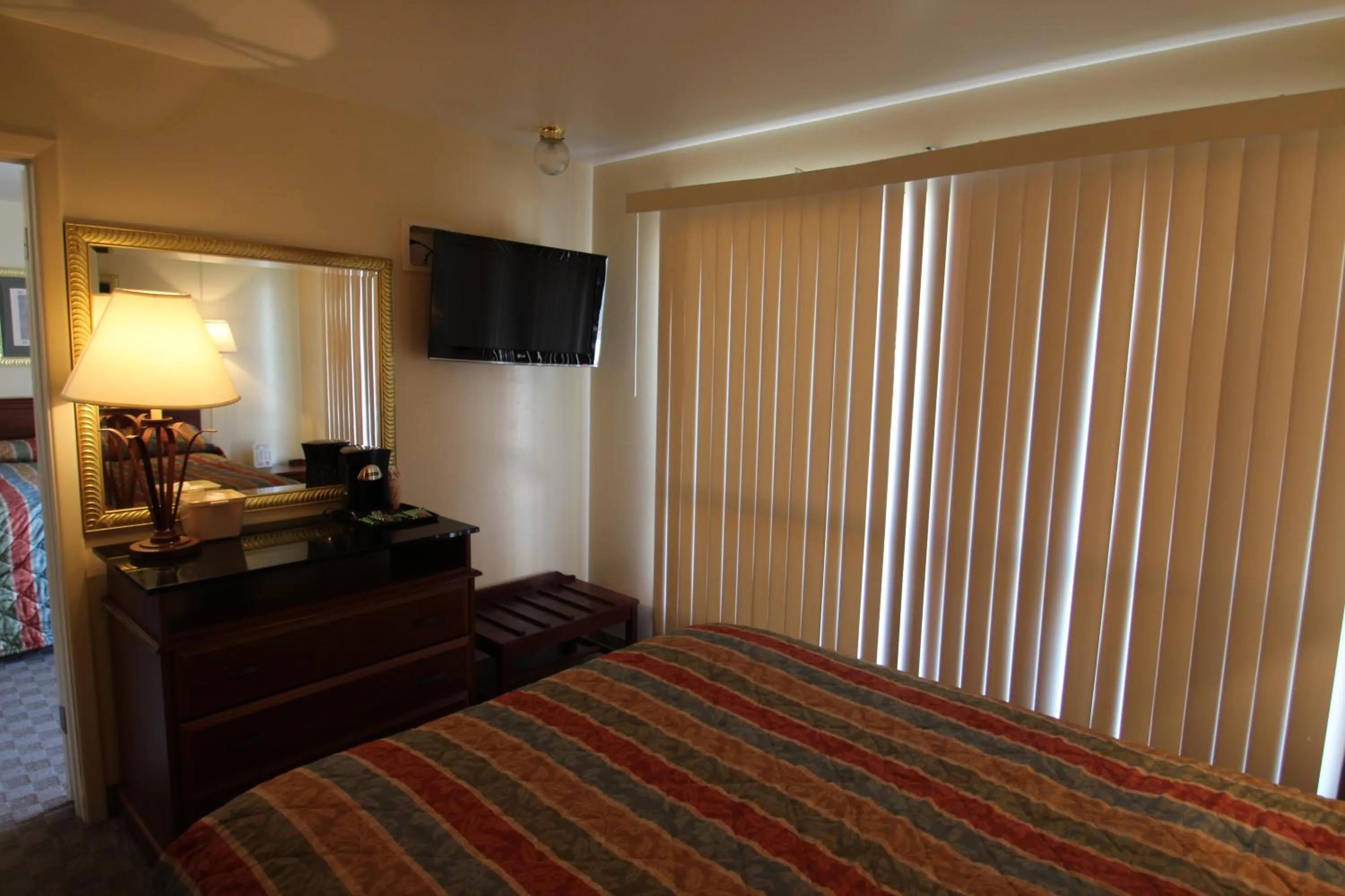 Photo of the whole room, Bed in Trails End Motel Sheridan