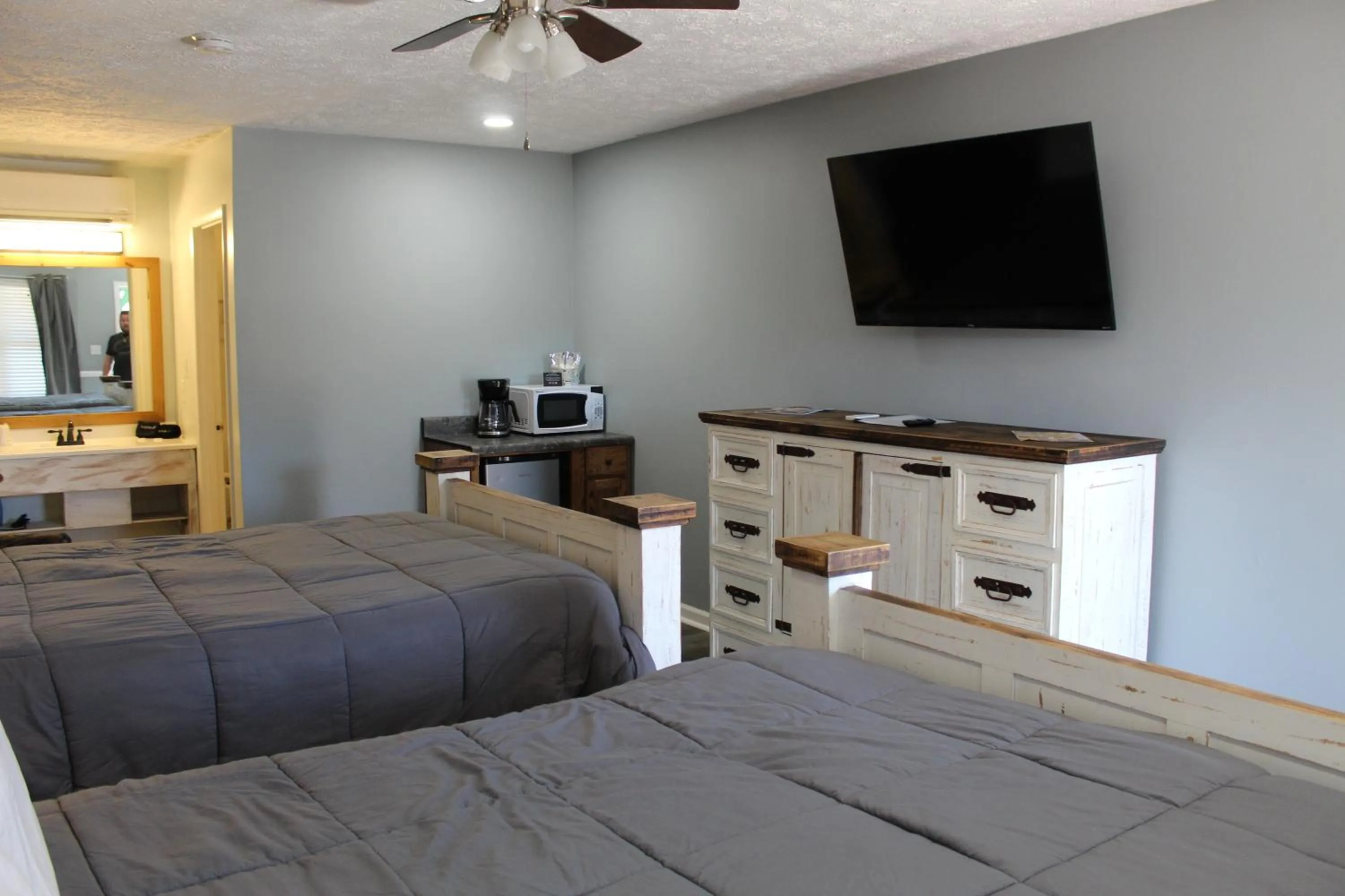 Bed in Heidi Motel - Helen