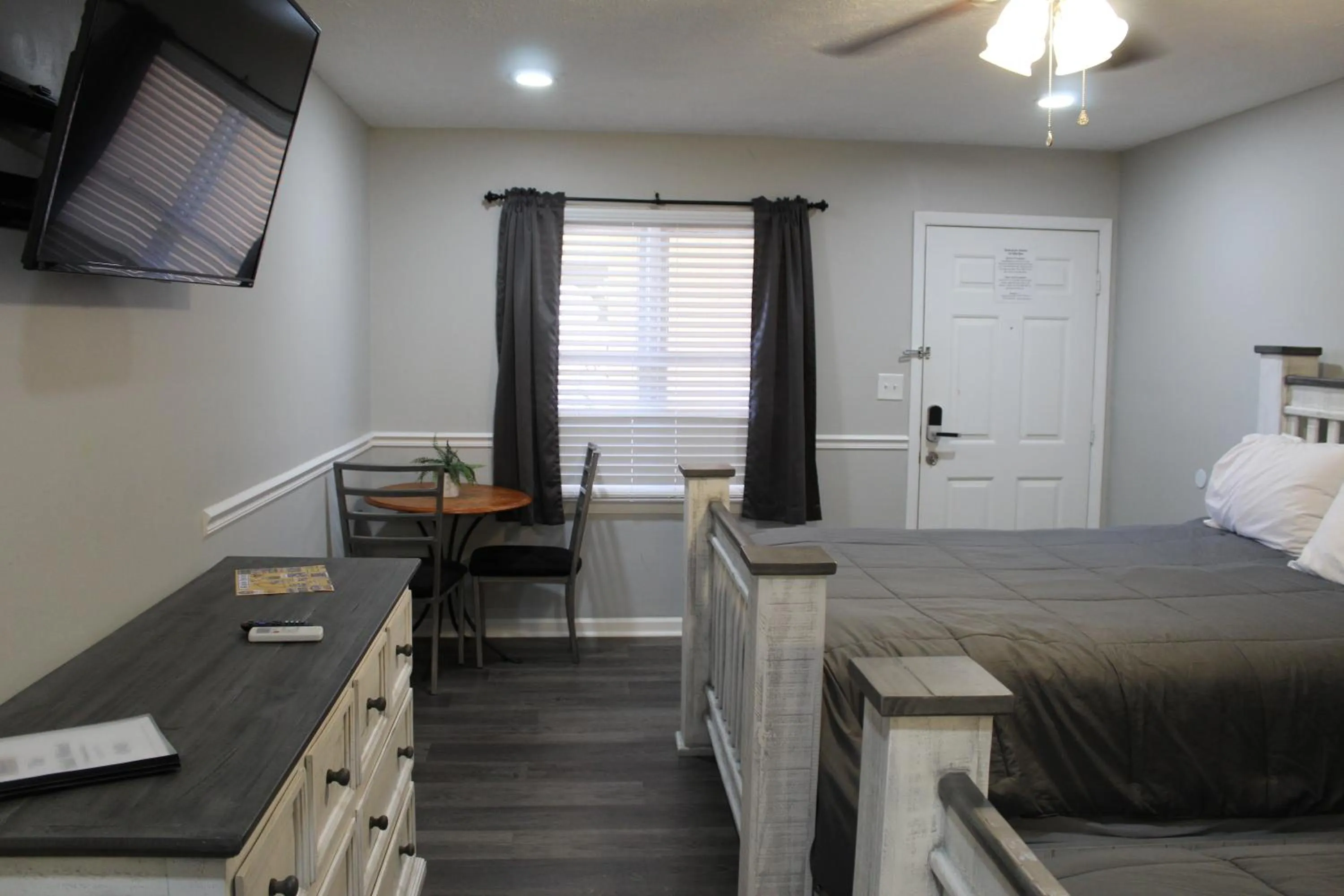 Bed in Heidi Motel - Helen