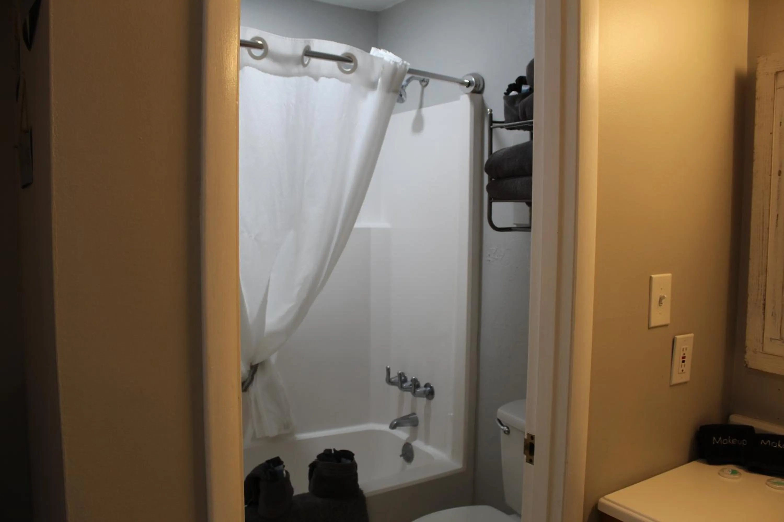 Shower in Heidi Motel - Helen