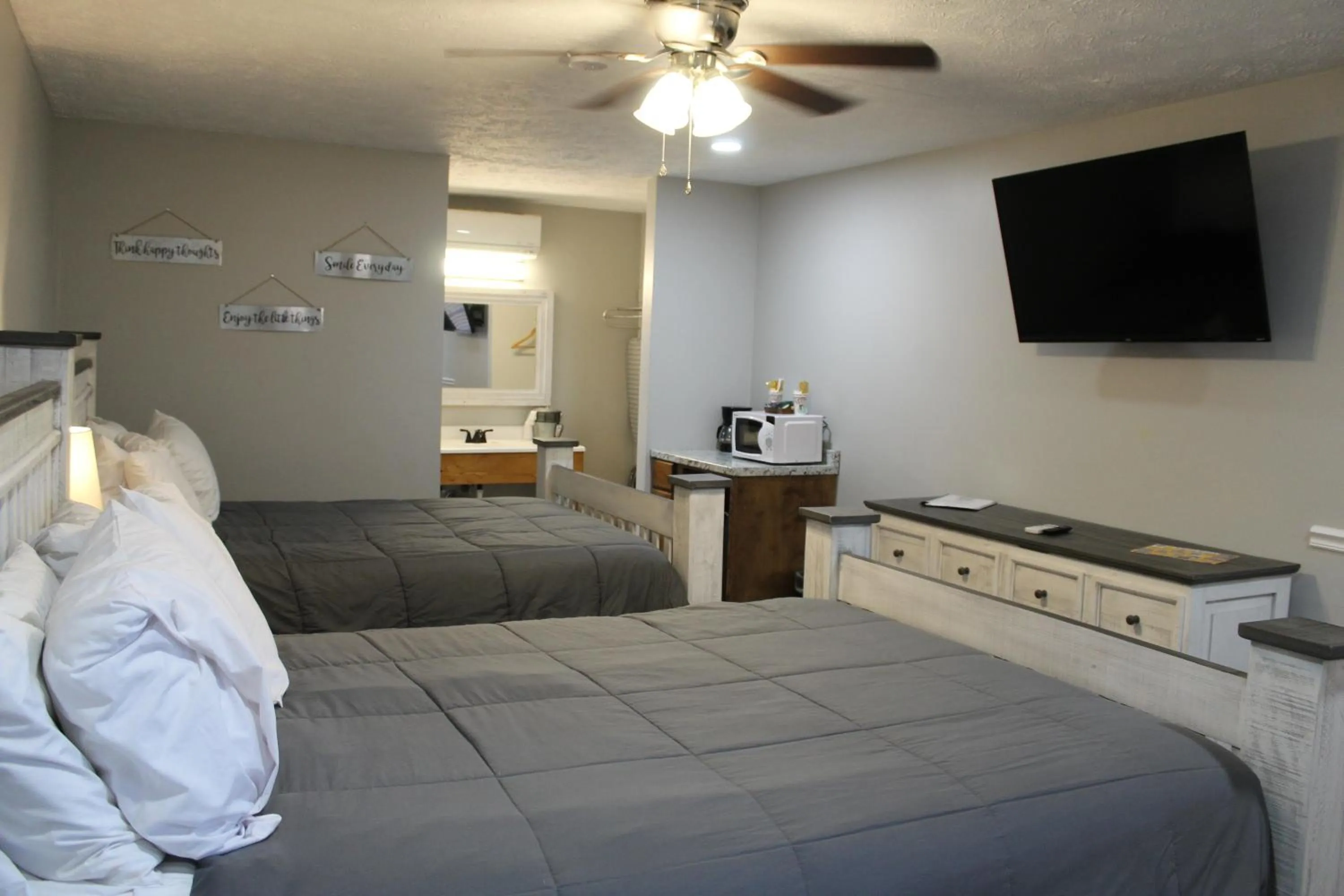 Bed in Heidi Motel - Helen