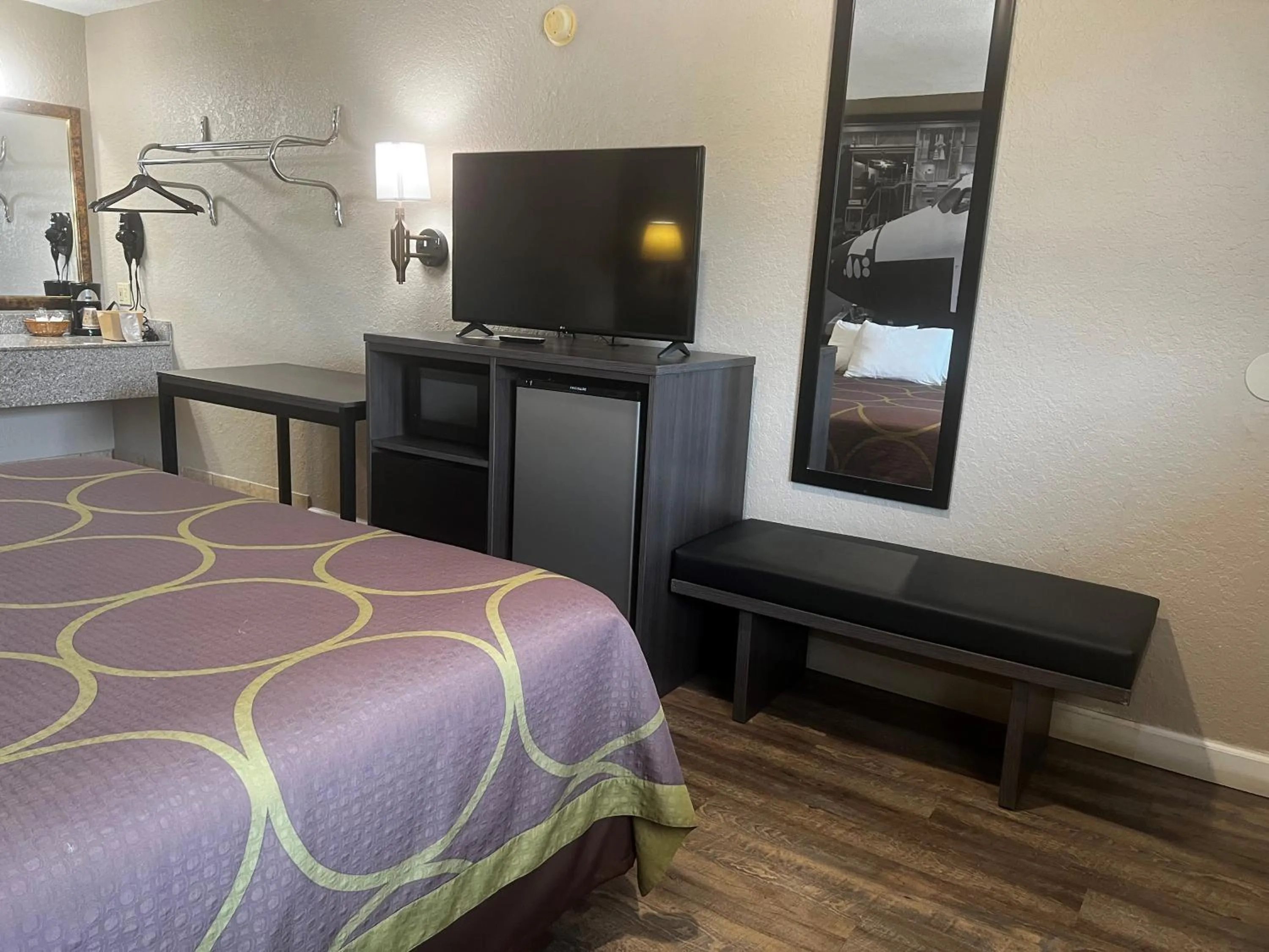 Bedroom, Bed in Super 8 by Wyndham La Marque TX/Texas City Area