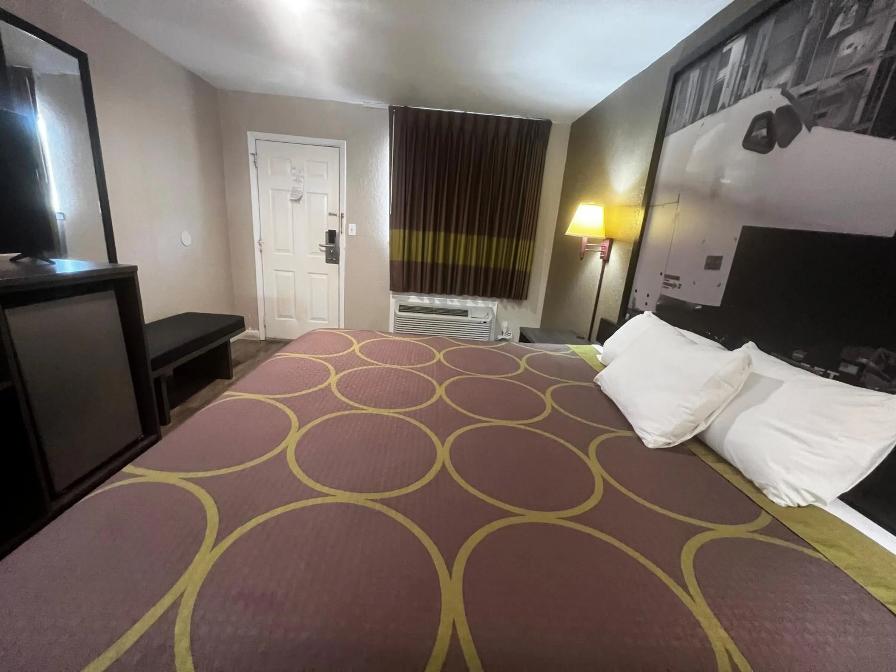 Photo of the whole room, Bed in Super 8 by Wyndham La Marque TX/Texas City Area