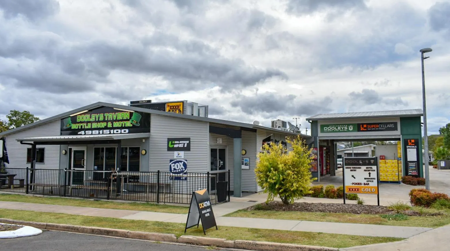 Restaurant/places to eat in Dooley's Tavern & Motel Springsure