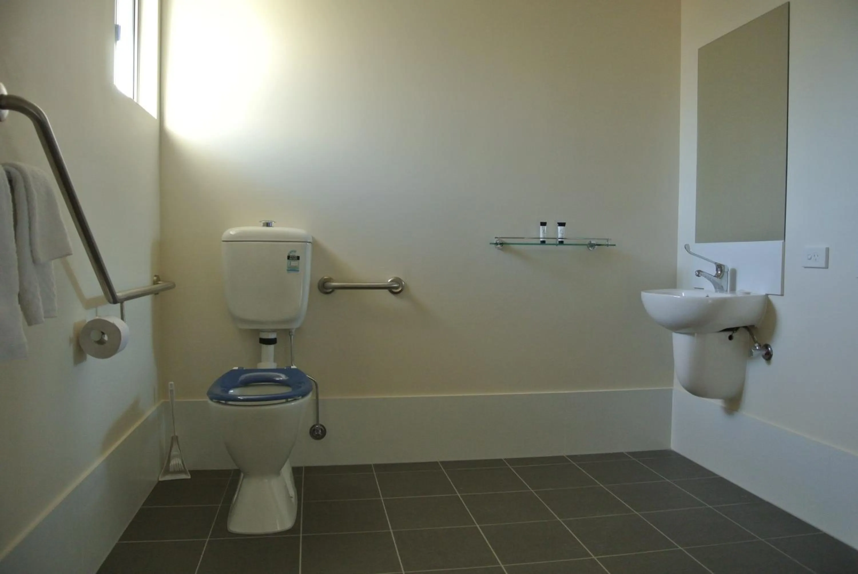 Bathroom in Dooley's Tavern & Motel Springsure