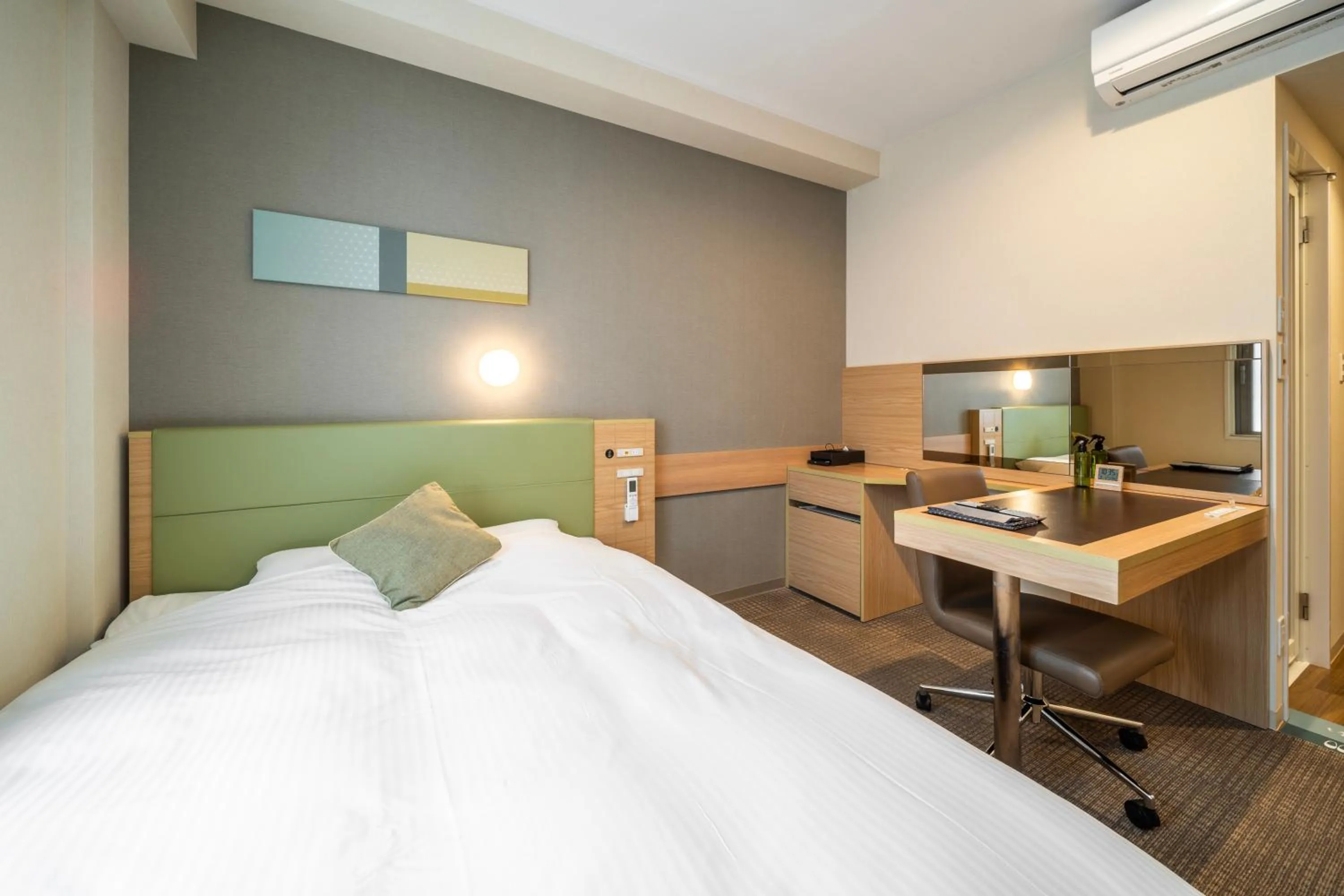 Bed in Super Hotel Premier Tokyo Station Yaesu-Chuoguchi