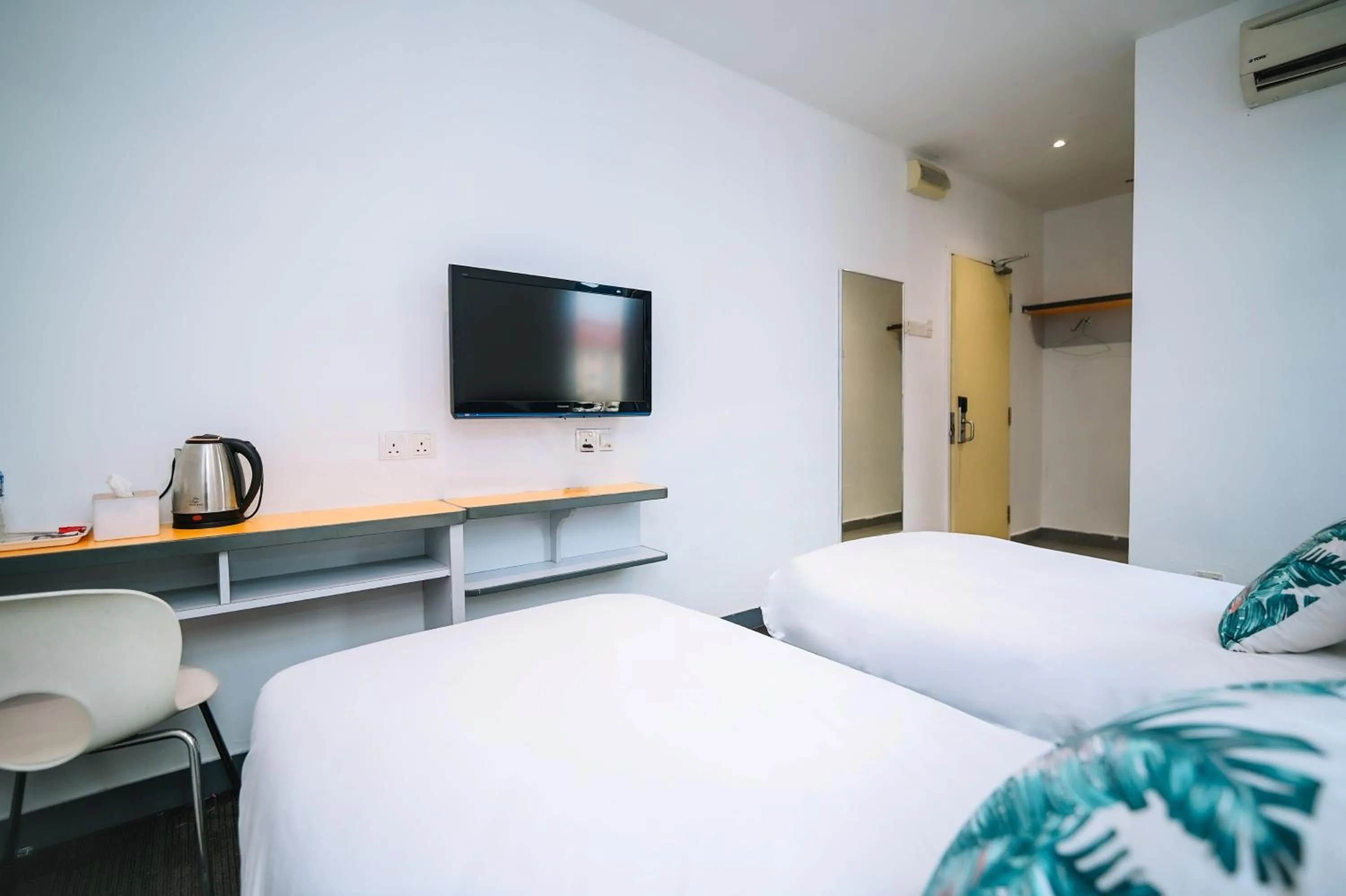 Bed in Swing & Pillows - KL Sg Besi, Kuala Lumpur