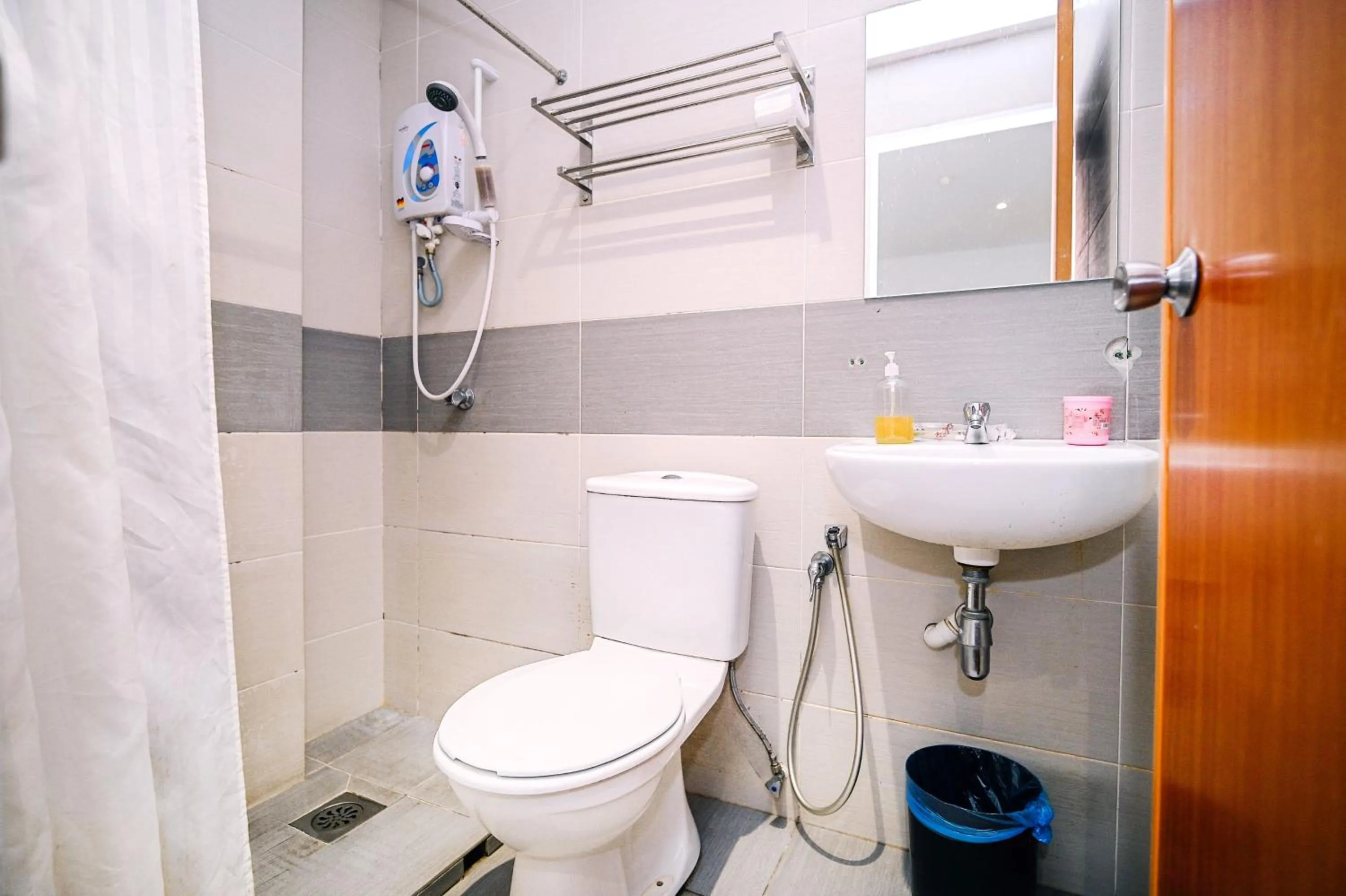 Shower in Swing & Pillows - KL Sg Besi, Kuala Lumpur